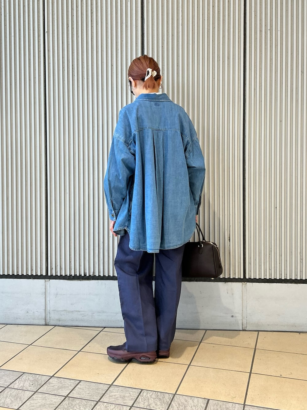 ホワイト系のシャツ/ブラウス、ブルー系のシャツ/ブラウス、ブラウン系のボストンバッグを着用したレディースの春コーディネートの2枚目の写真