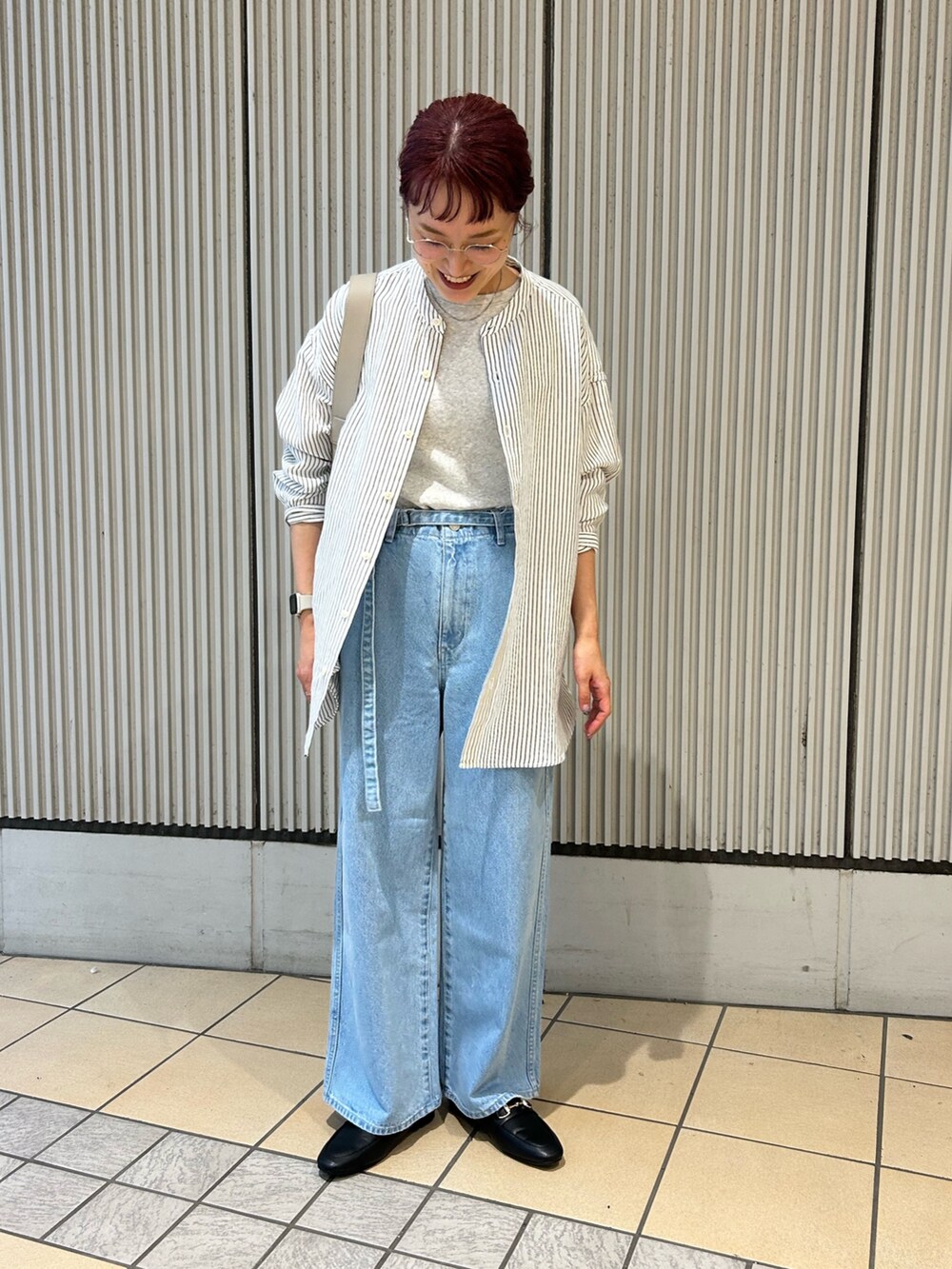 その他のシャツ/ブラウス、ブルー系のデニムパンツ、グレー系のハンドバッグを着用したレディースの秋コーディネートの4枚目の写真