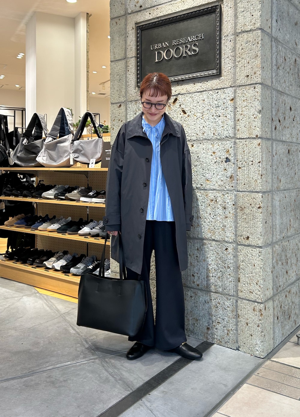 ブルー系のシャツ/ブラウス、ブルー系のその他パンツ、ブラック系のその他シューズを着用したレディースの春コーディネートの4枚目の写真