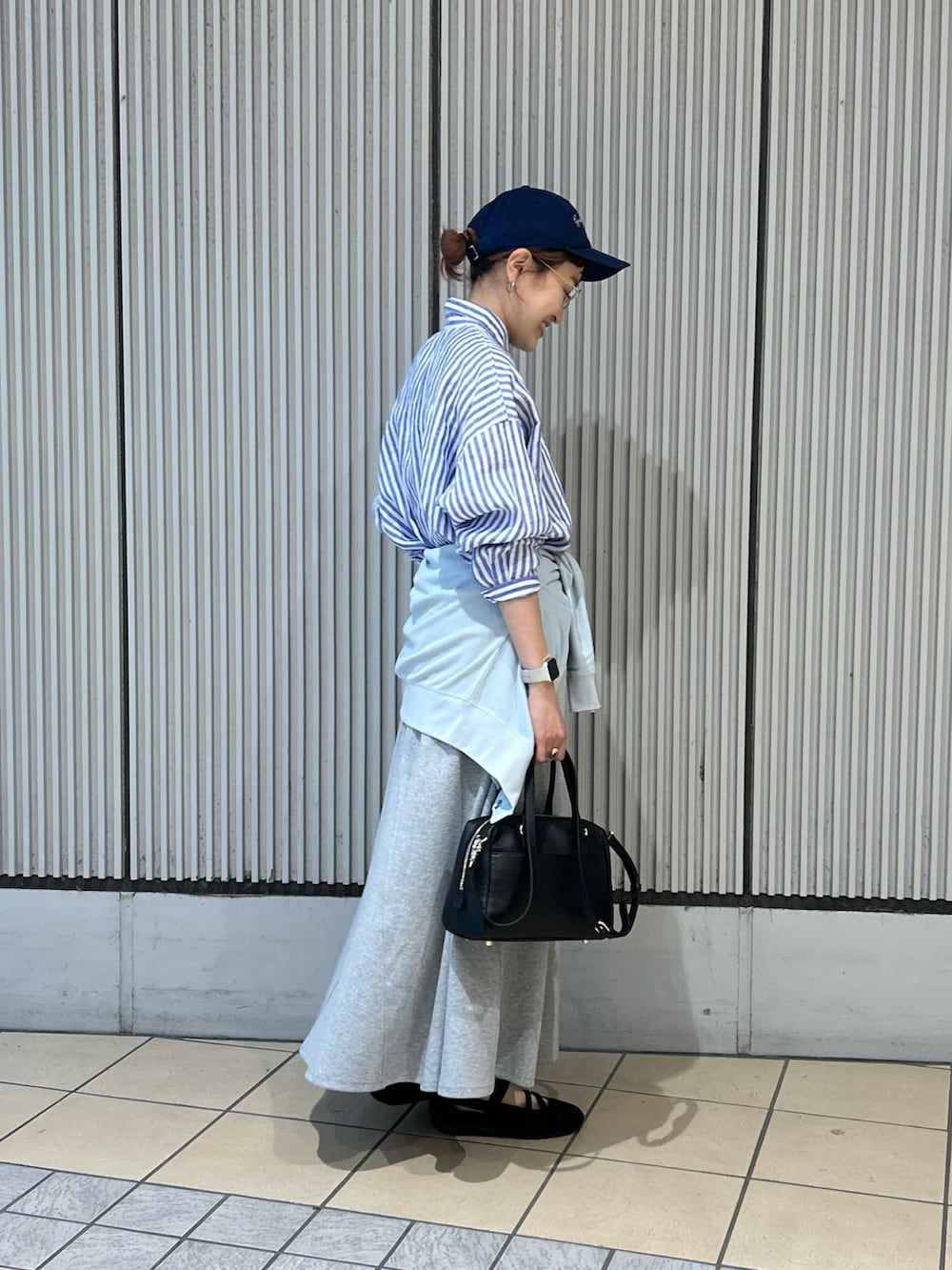 その他のシャツ/ブラウス、ブルー系のカーディガン/ボレロ、ブラック系のスニーカーを着用したレディースの春コーディネートの2枚目の写真