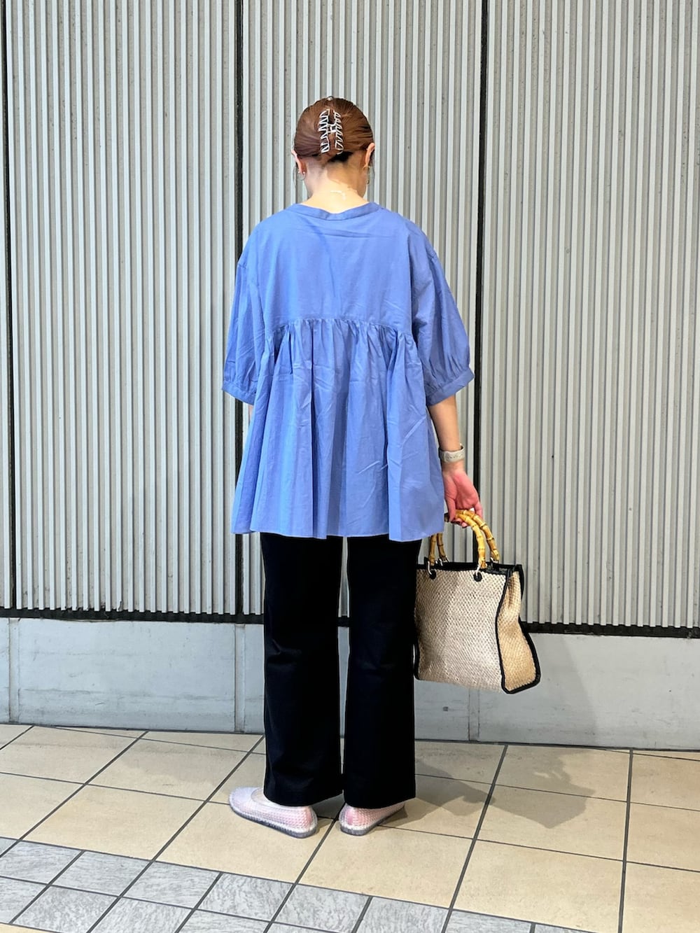 ブルー系のシャツ/ブラウス、ブラック系のその他パンツ、ブラック系のショルダーバッグを着用したレディースの夏コーディネートの2枚目の写真