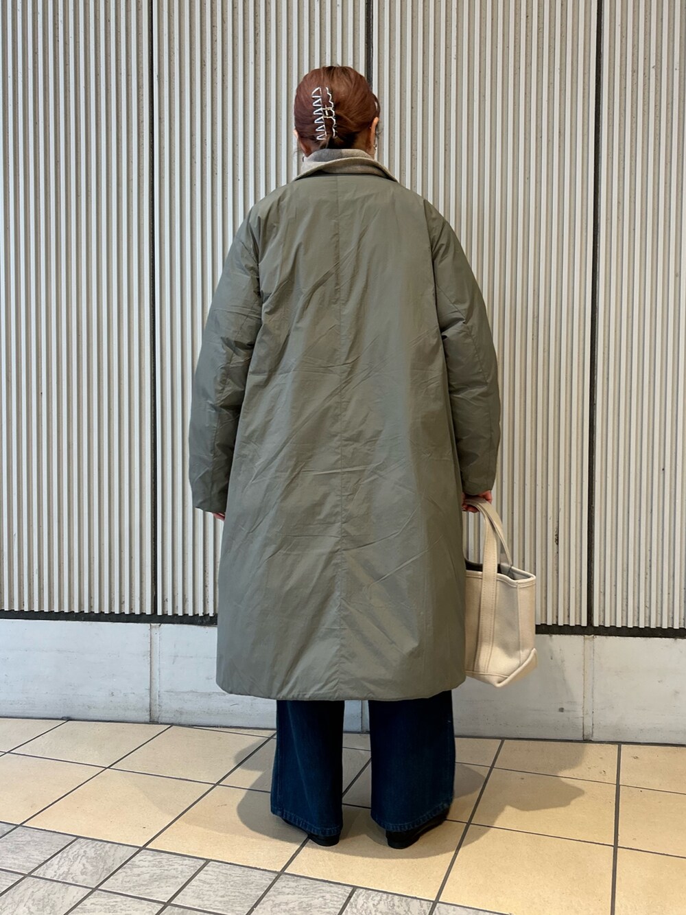 ブラウン系のその他トップス、グリーン系のその他アウター、ブルー系のデニムパンツを着用したレディースの秋コーディネートの3枚目の写真
