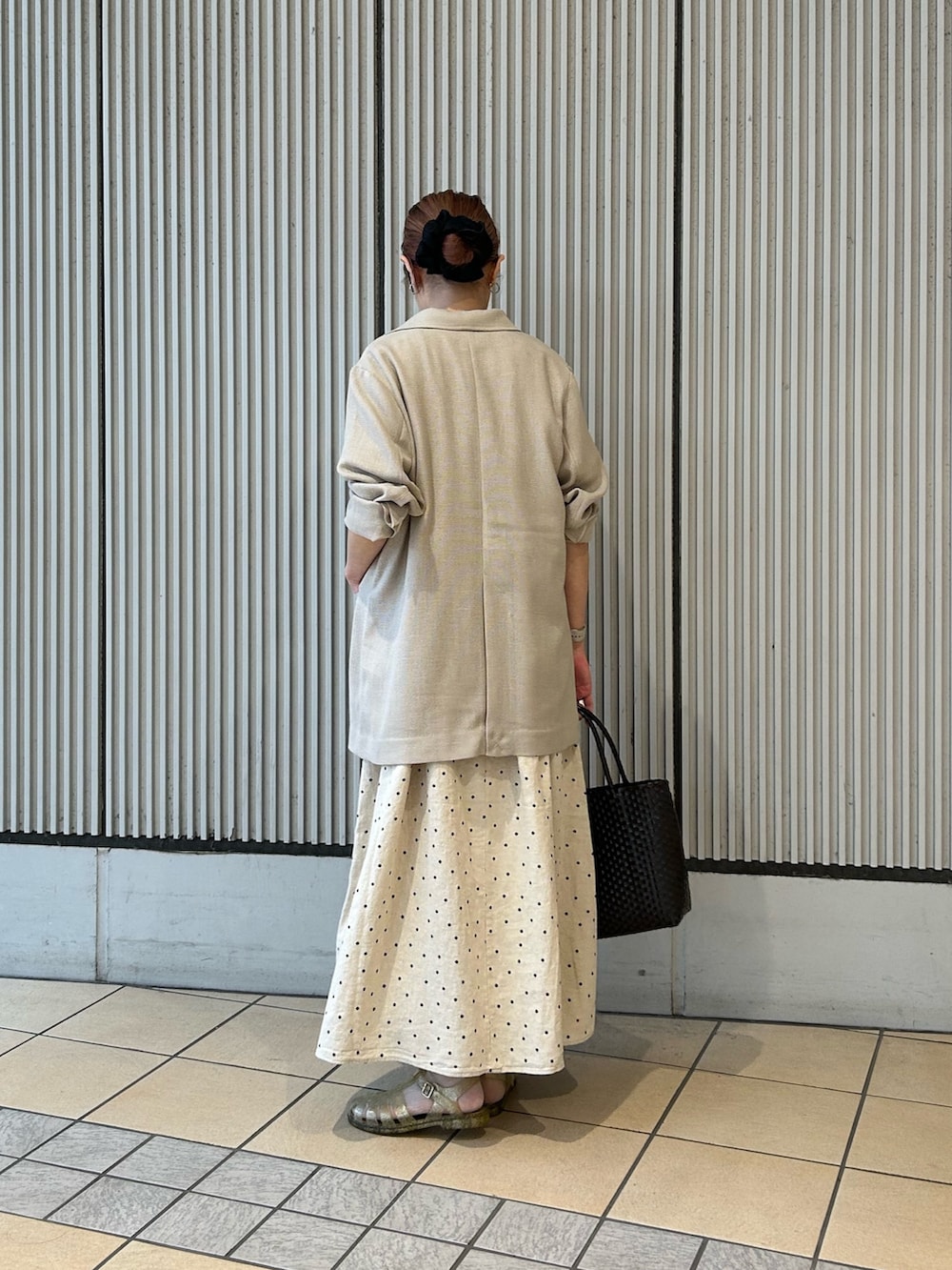 ホワイト系のTシャツ/カットソー、ベージュ系のワンピース、ブラウン系のショルダーバッグを着用したレディースの春コーディネートの5枚目の写真