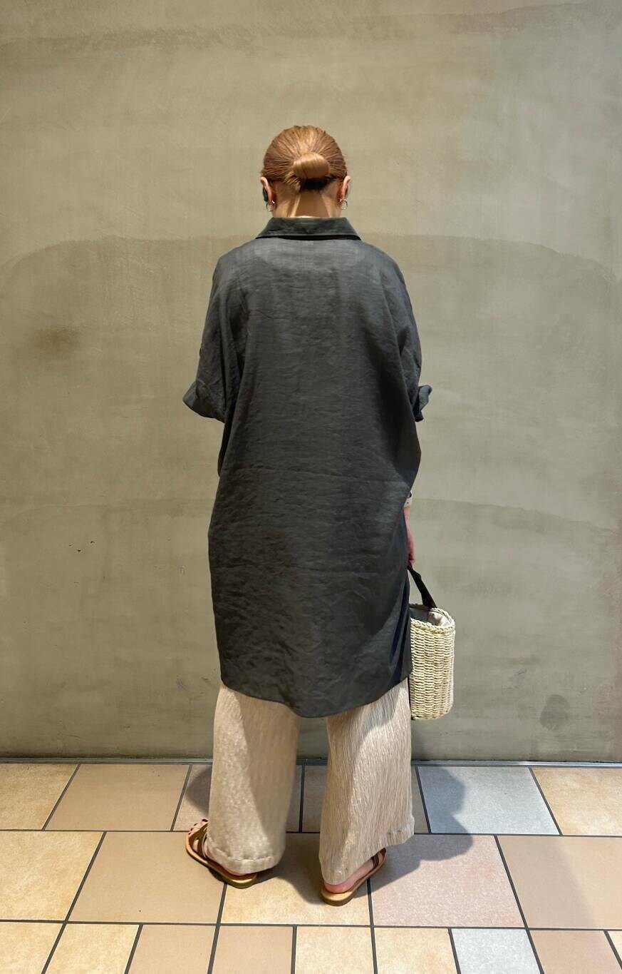 グリーン系のシャツ/ブラウス、ブラウン系のサンダル、ベージュ系のその他パンツを着用したレディースの春コーディネートの3枚目の写真