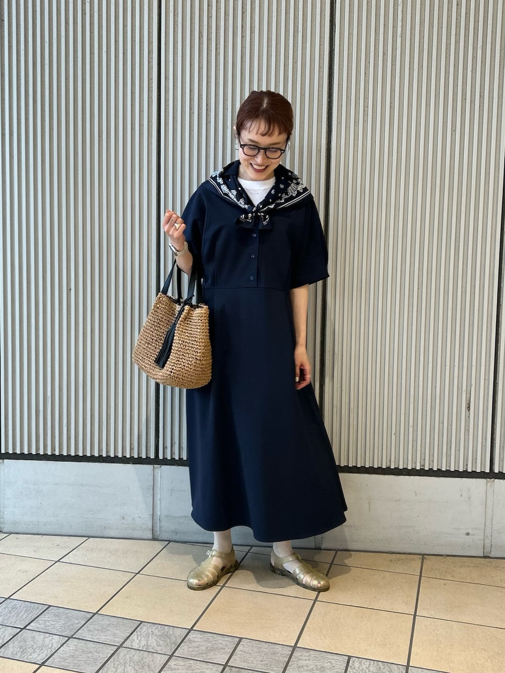ブルー系のワンピース、ブルー系のバンダナ/スカーフを着用したレディースの春コーディネートの3枚目の写真