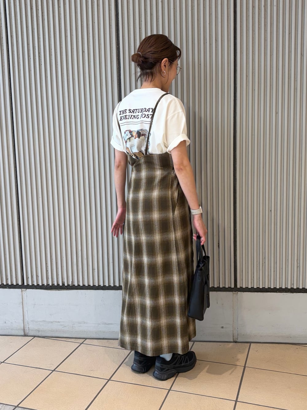 グリーン系のワンピース、ホワイト系のTシャツ/カットソー、ブラック系のスニーカーを着用したレディースの夏コーディネートの3枚目の写真