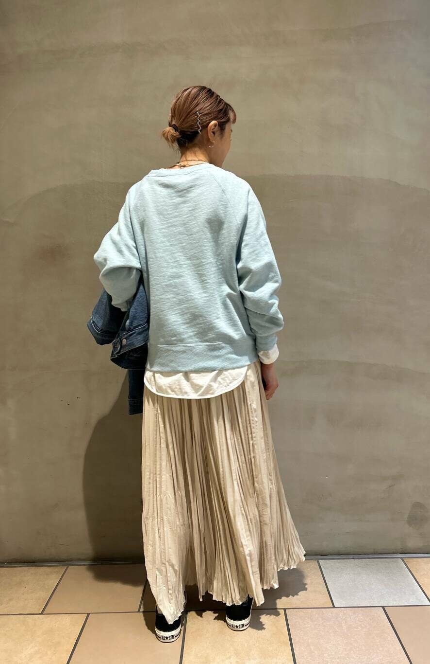 ブラック系のショルダーバッグ、ホワイト系のTシャツ/カットソー、ブルー系のスウェットを着用したレディースの冬コーディネートの2枚目の写真