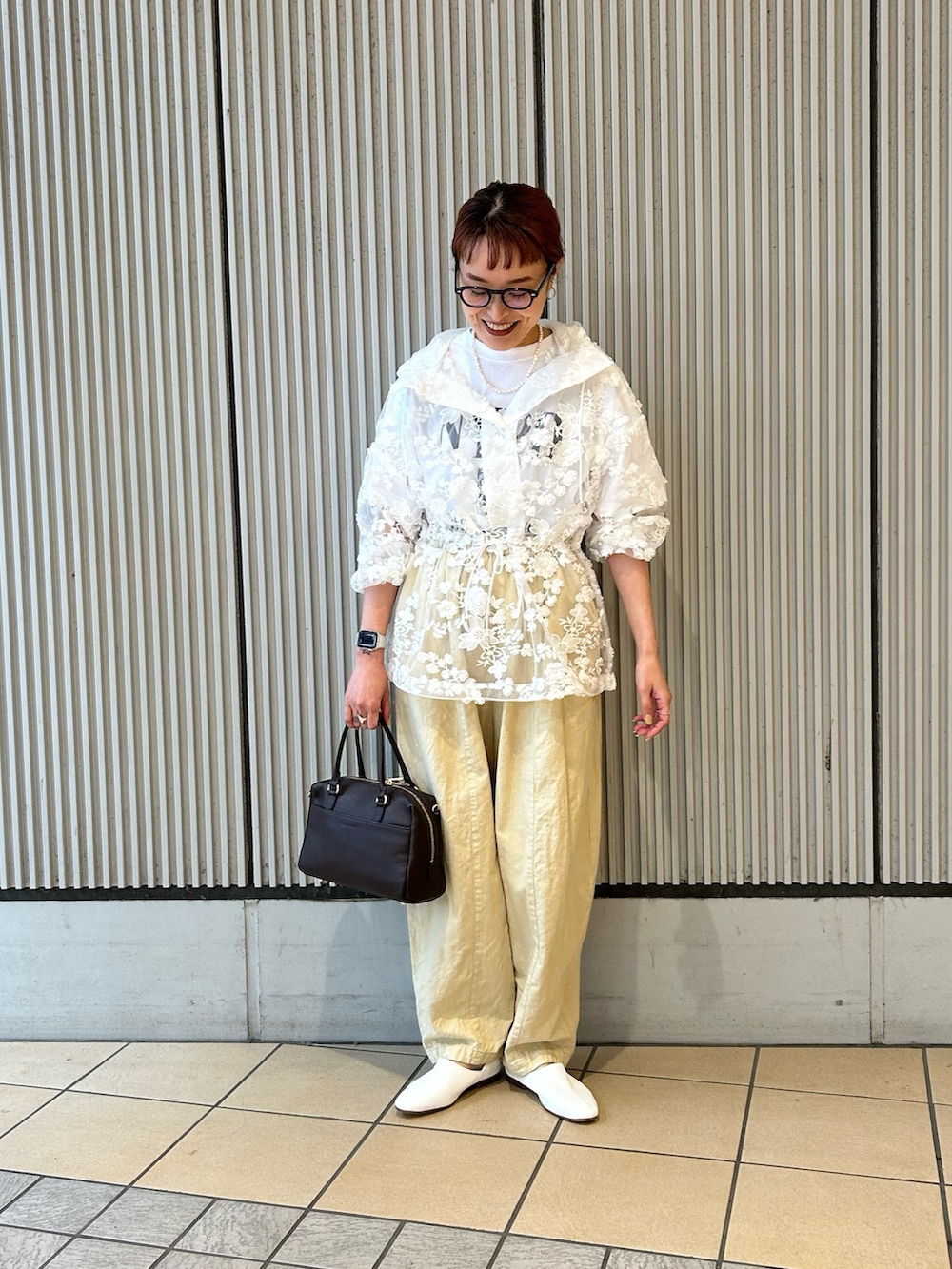 ホワイト系のTシャツ/カットソー、ホワイト系のパーカー、イエロー系のその他パンツを着用したレディースの春コーディネートの3枚目の写真