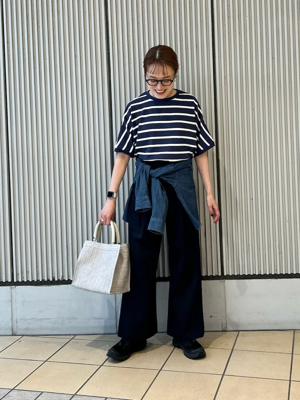 ブルー系のTシャツ/カットソー、ブルー系のその他パンツ、グレー系のハンドバッグを着用したレディースの夏コーディネートの3枚目の写真