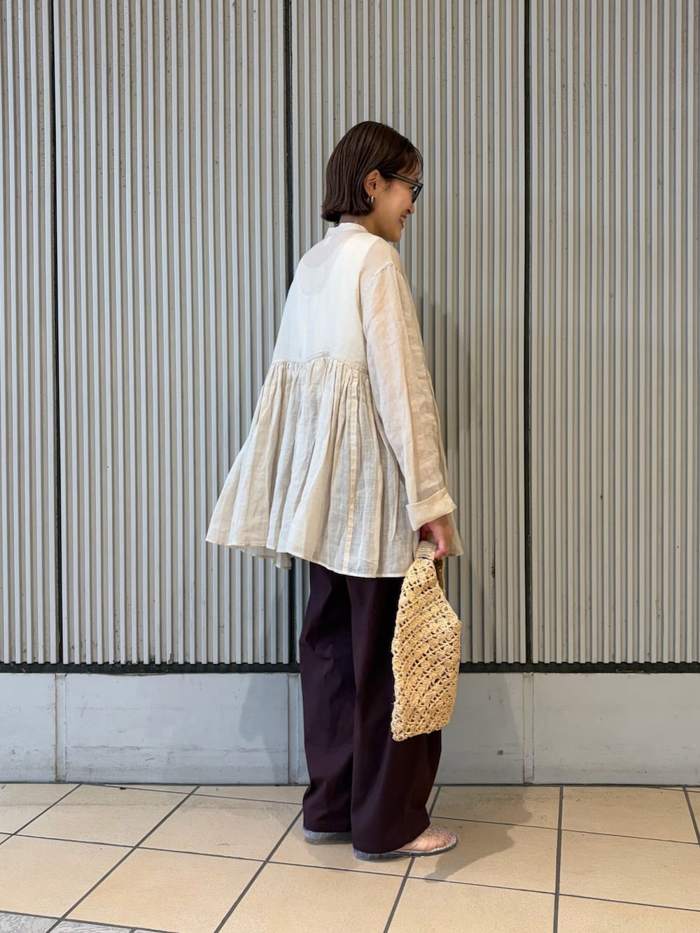 ベージュ系のシャツ/ブラウス、ホワイト系のタンクトップ、レッド系のその他パンツを着用したレディースの夏コーディネートの3枚目の写真