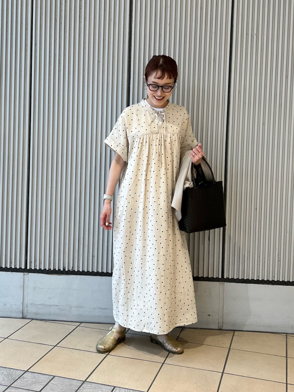 ホワイト系のTシャツ/カットソー、ベージュ系のワンピース、ブラウン系のショルダーバッグを着用したレディースの春コーディネートの3枚目の写真