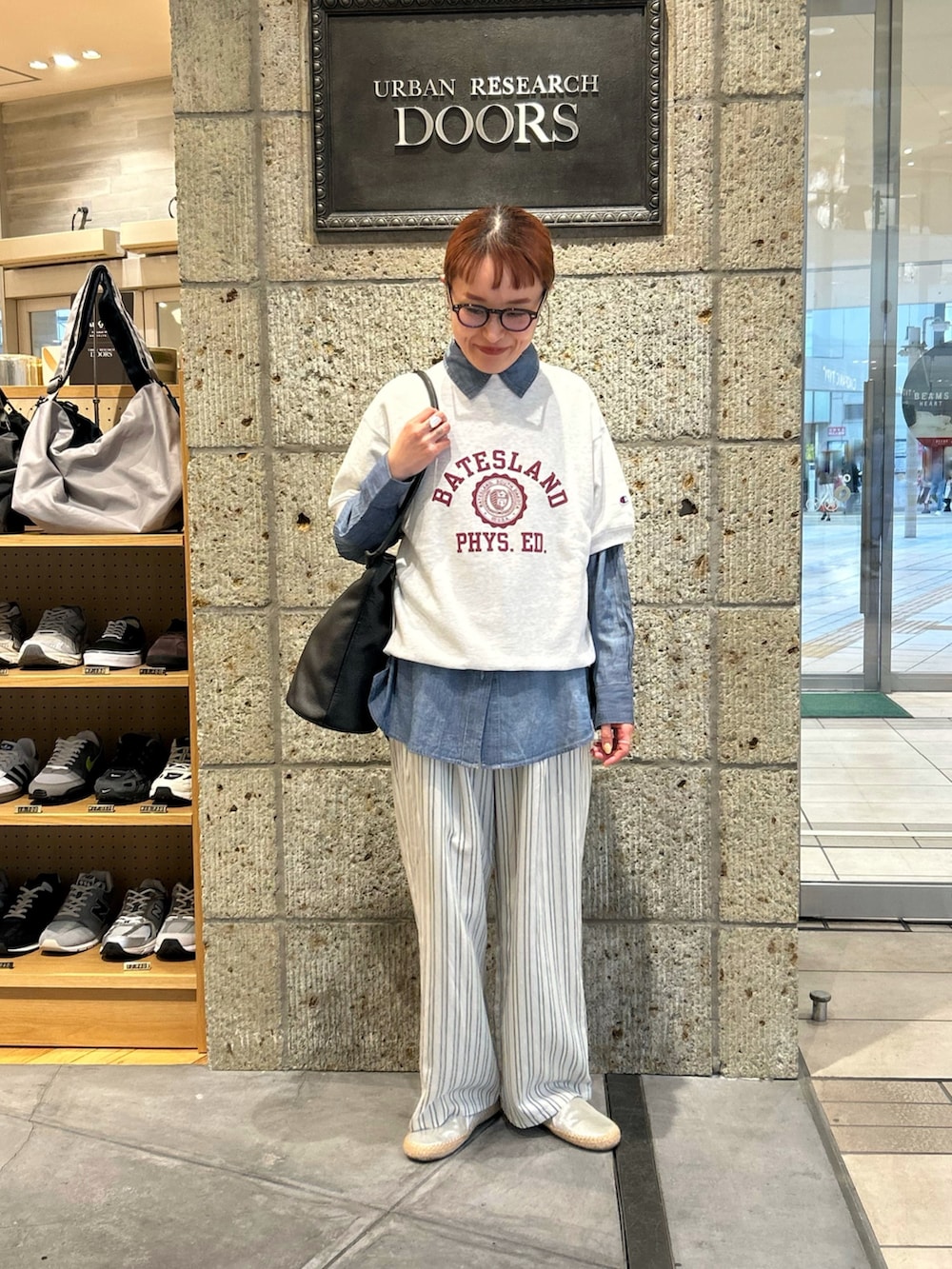 ブルー系のシャツ/ブラウス、ベージュ系のスウェット、グレー系のその他パンツを着用したレディースの春コーディネートの4枚目の写真