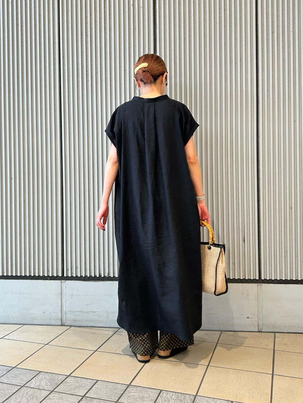 ブラック系のワンピース、ブラック系のその他パンツ、ブラック系のサンダルを着用したレディースの夏コーディネートの3枚目の写真