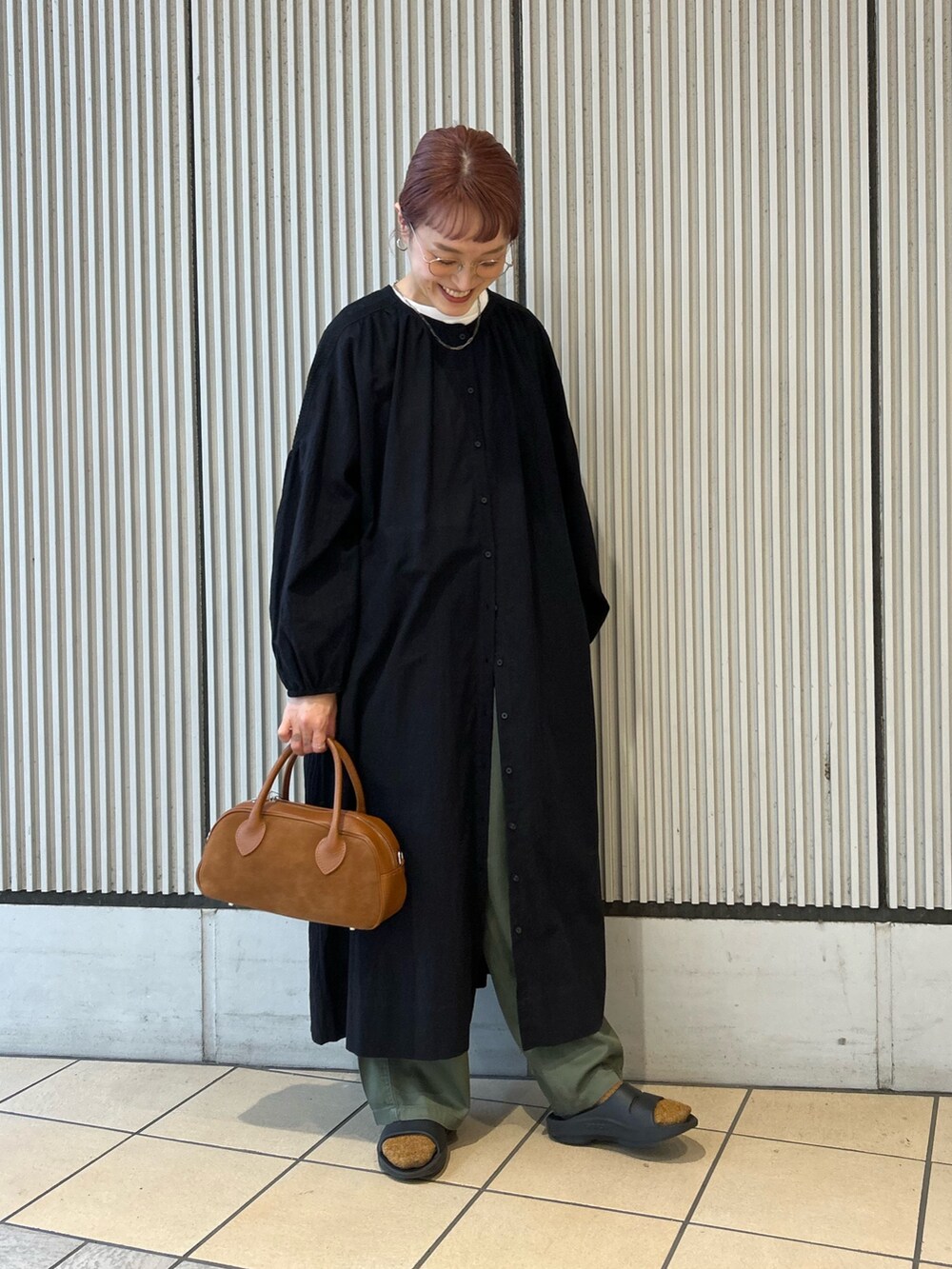 ブラック系のワンピース、グリーン系のその他パンツ、ブラウン系のショルダーバッグを着用したレディースの秋コーディネートの4枚目の写真