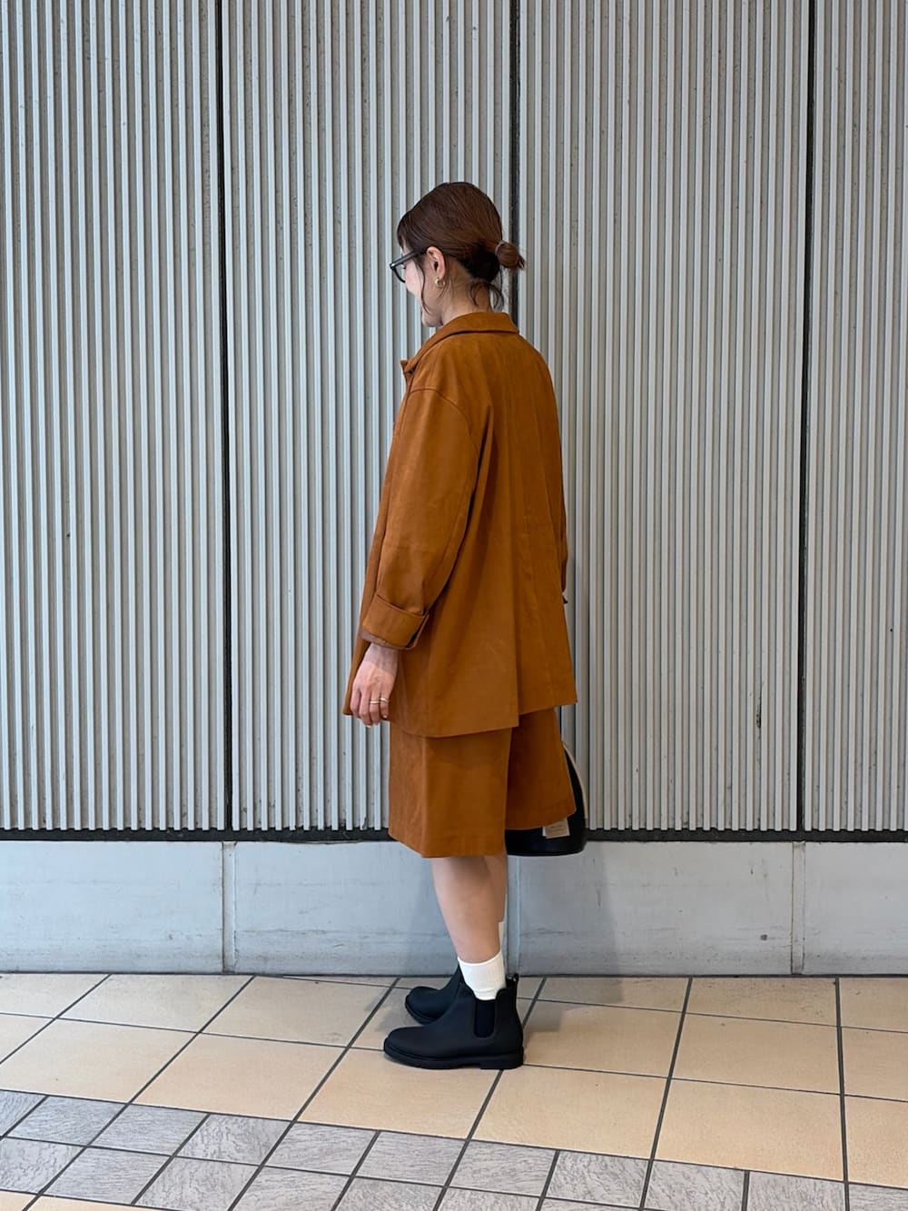 ブルー系のTシャツ/カットソー、ブラウン系のテーラードジャケット、ブラウン系のその他パンツを着用したレディースの秋コーディネートの2枚目の写真