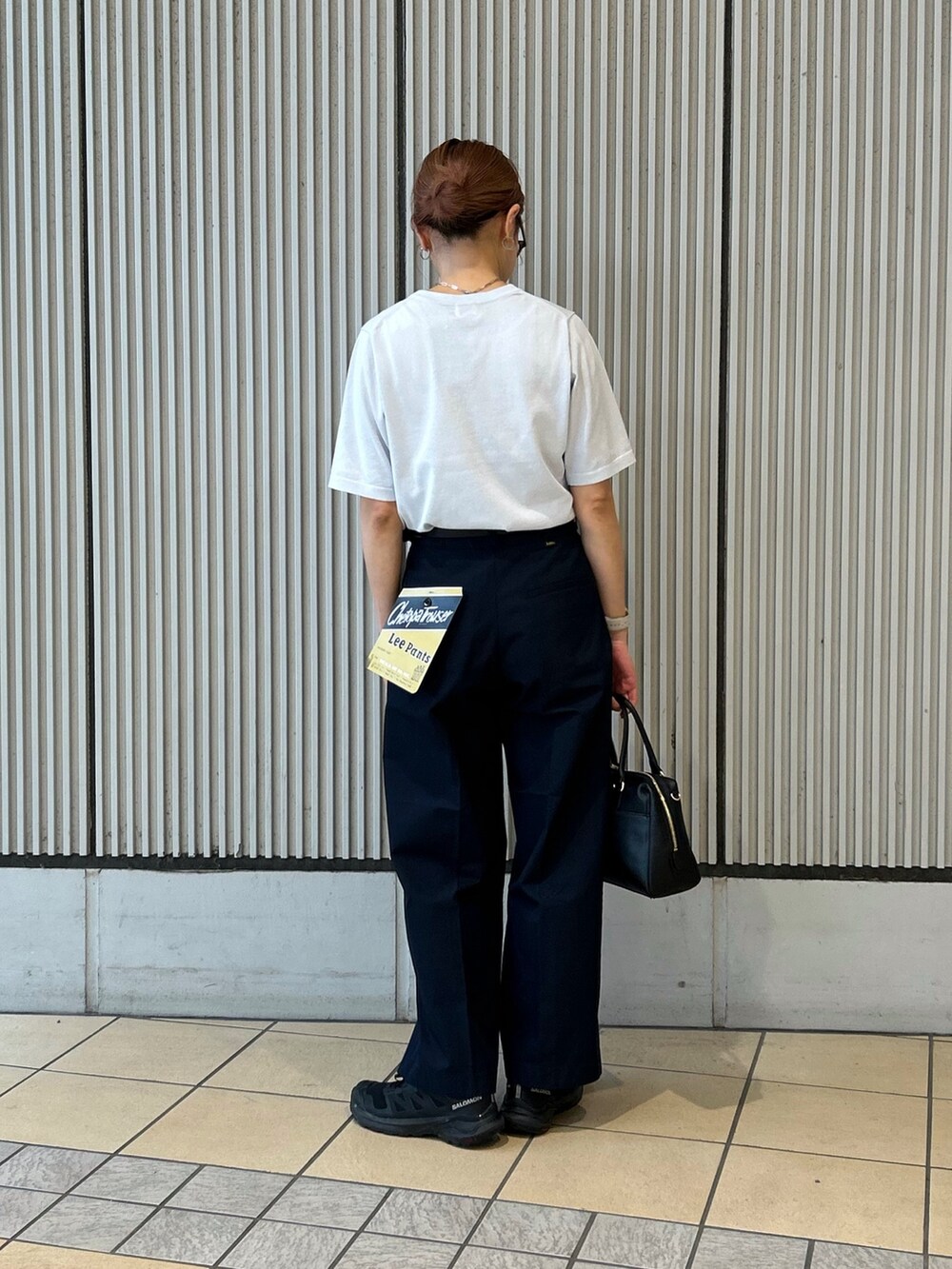 ブルー系のTシャツ/カットソー、ブルー系のシャツ/ブラウス、ブラック系のボストンバッグを着用したレディースの春コーディネートの6枚目の写真