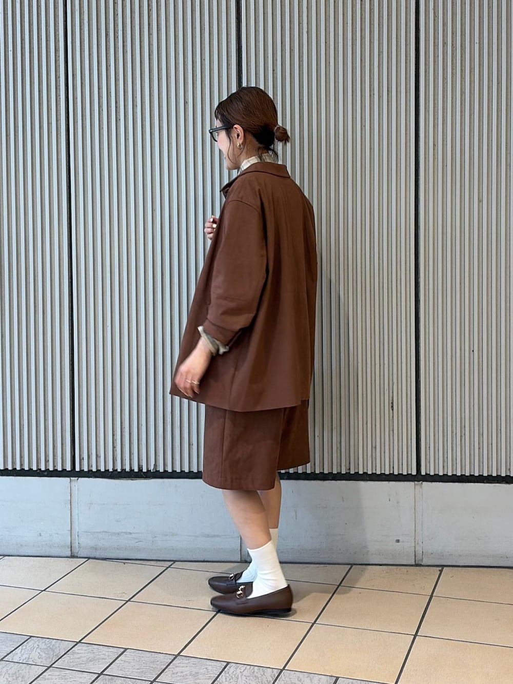 ブラウン系のテーラードジャケット、ブラウン系のその他パンツ、ブラウン系のローファーを着用したレディースの秋コーディネートの2枚目の写真