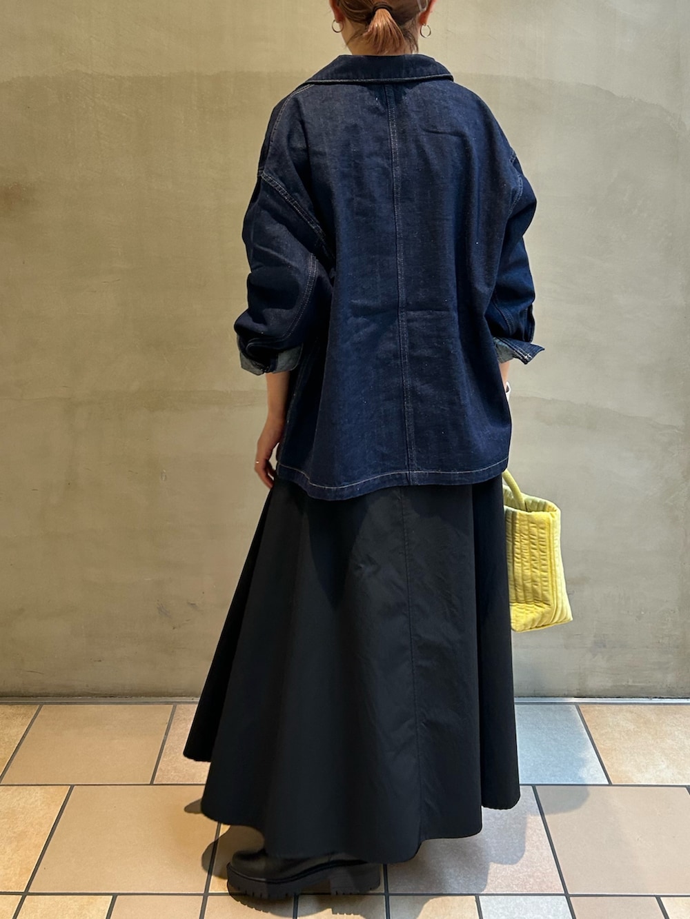 「秋服準備はじめました、ロングスカート、おでかけコーデ、オトナ女子、秋先取りコーデ、休日スタイル、楽チンコーデ、スカートスタイル、デニム、カバーオール、ママコーデ、イエベ秋、かぐれ、アーバンリサーチドアーズ」｜「かぐれの『ユニセックス』デニムカバーオール（カバーオール、ブルー系）」を使った、mayouedaさん（レディース・156cm）の秋コーディネートの3枚目の写真
