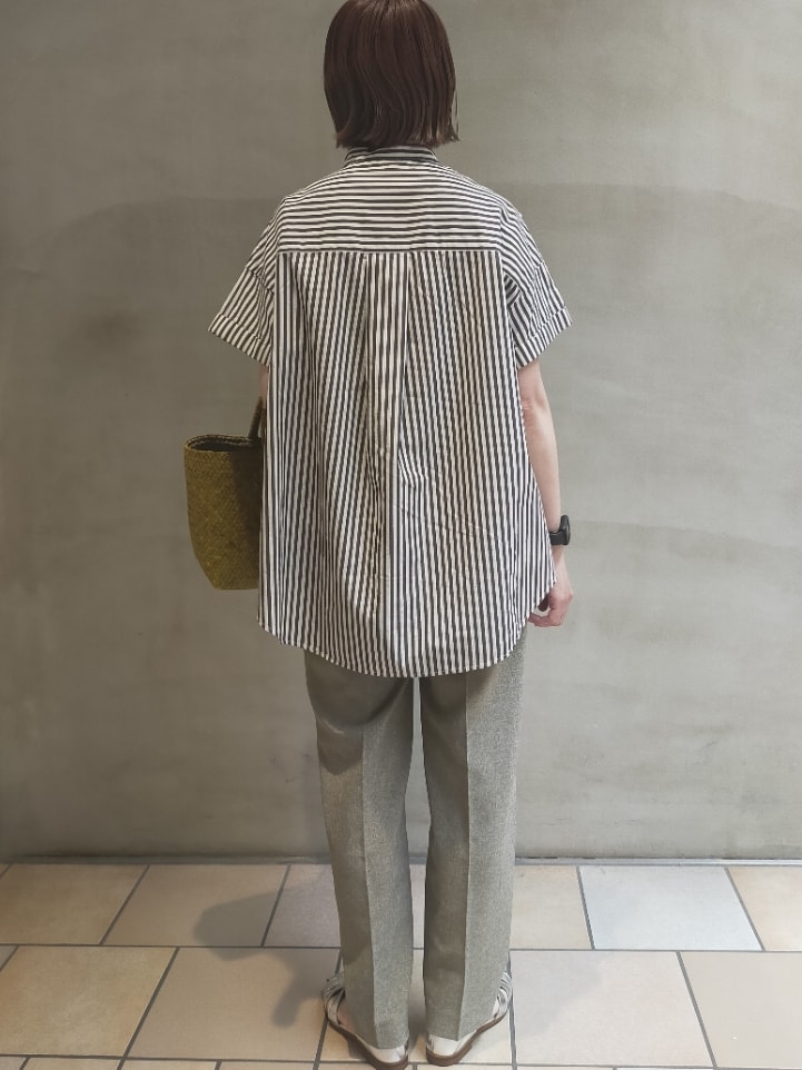 ブラック系のシャツ/ブラウス、グリーン系のその他パンツ、シルバー系のサンダルを着用したレディースの春コーディネートの4枚目の写真