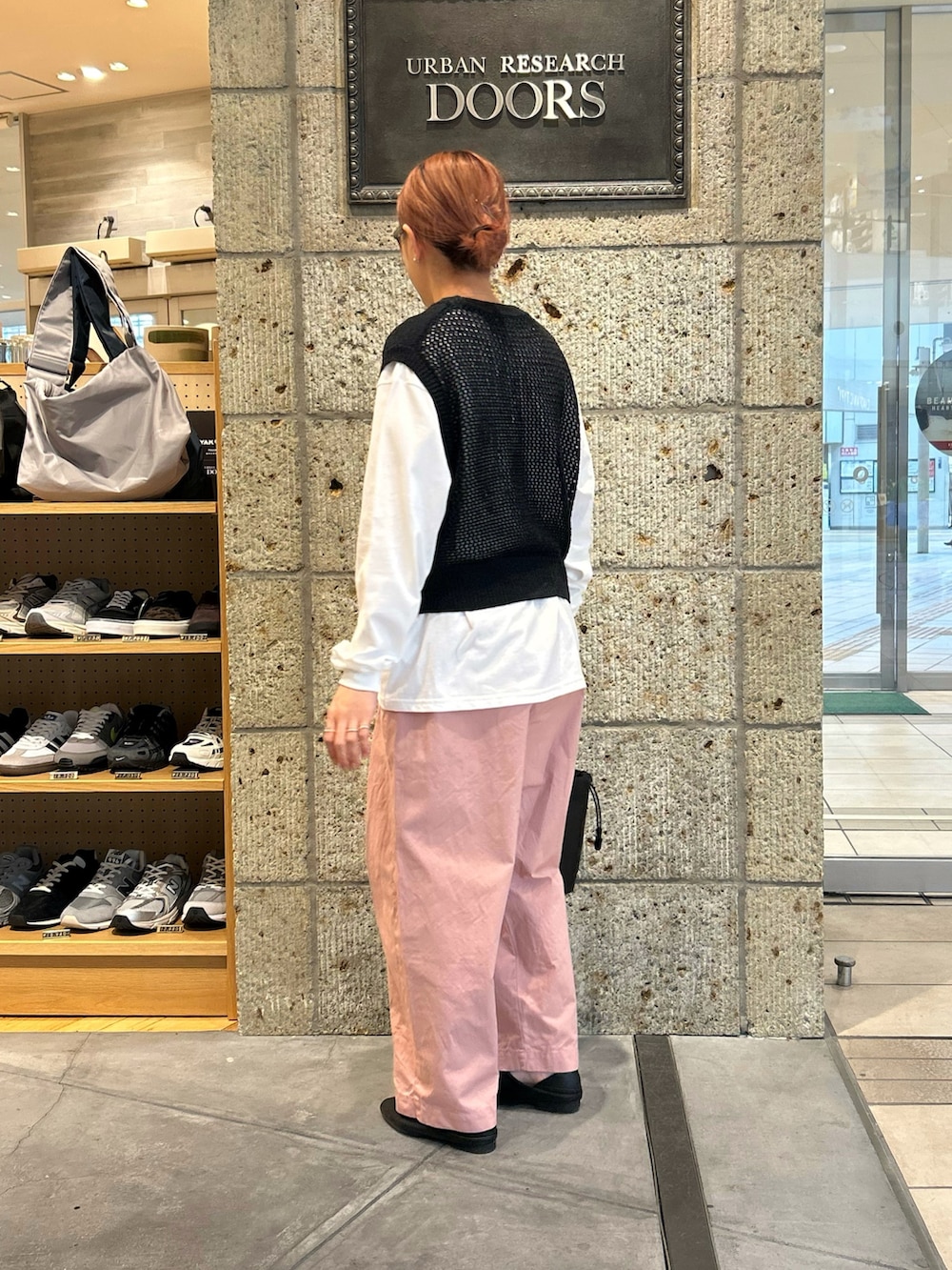 ブラック系のベスト、ホワイト系のTシャツ/カットソー、ピンク系のその他パンツを着用したレディースの春コーディネートの2枚目の写真