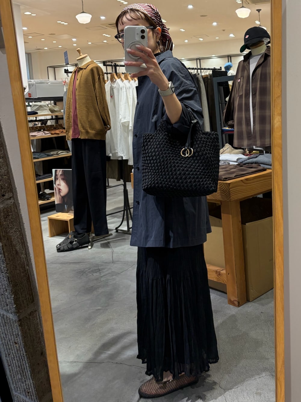 ブラック系のスカート、ブラック系のカーディガン/ボレロ、ブラック系のバレエシューズを着用したレディースの夏コーディネートの2枚目の写真