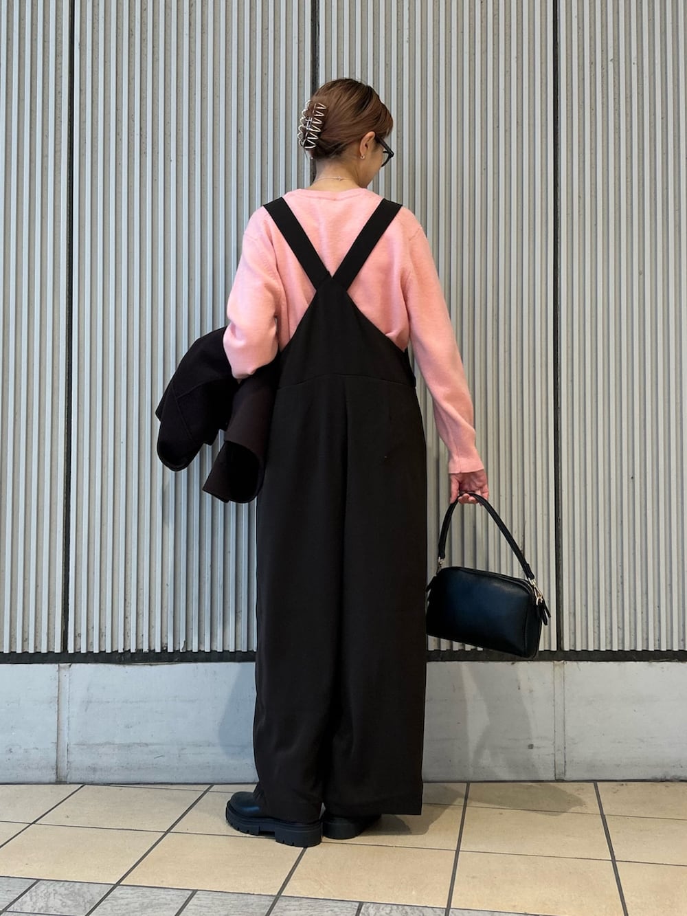 ブラウン系のサロペット/オーバーオール、ブラウン系のその他アウター、ピンク系のニット/セーターを着用したレディースの冬コーディネートの5枚目の写真