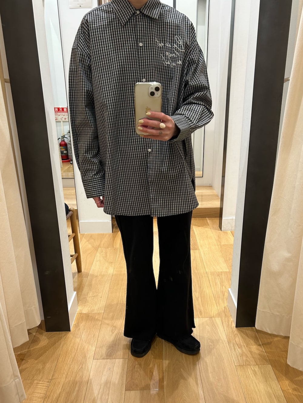 ベージュ系のトレンチコート、ブラック系のシャツ/ブラウス、ブラック系のその他パンツを着用したレディースの冬コーディネートの5枚目の写真