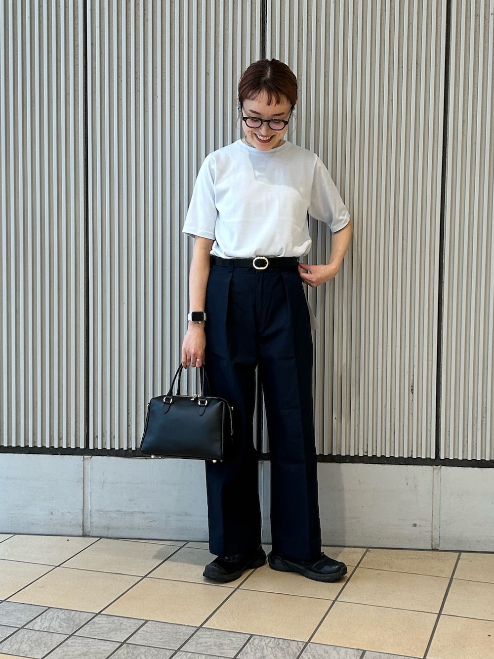 ブルー系のTシャツ/カットソー、ブルー系のシャツ/ブラウス、ブラック系のボストンバッグを着用したレディースの春コーディネートの5枚目の写真