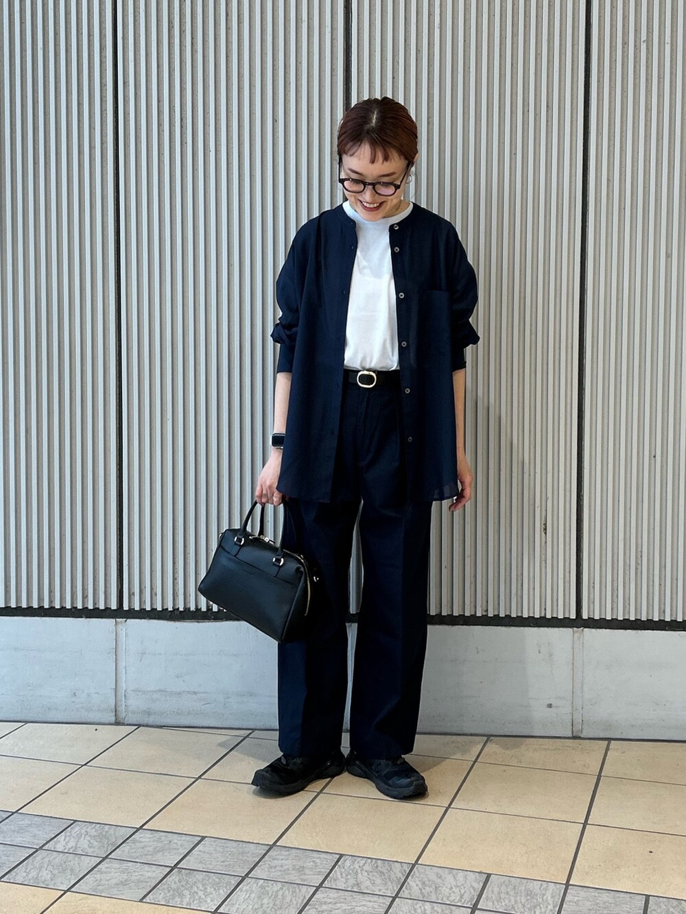 ブルー系のTシャツ/カットソー、ブルー系のシャツ/ブラウス、ブラック系のボストンバッグを着用したレディースの春コーディネートの4枚目の写真