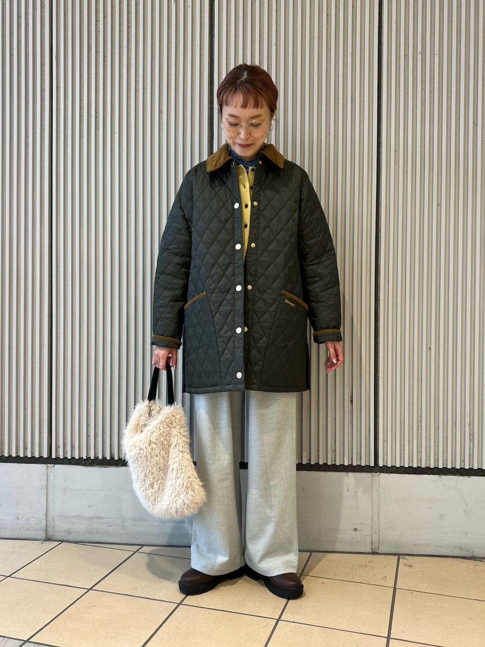 グレー系のその他パンツ、イエロー系のカーディガン/ボレロ、ブルー系のシャツ/ブラウスを着用したレディースの秋コーディネートの6枚目の写真