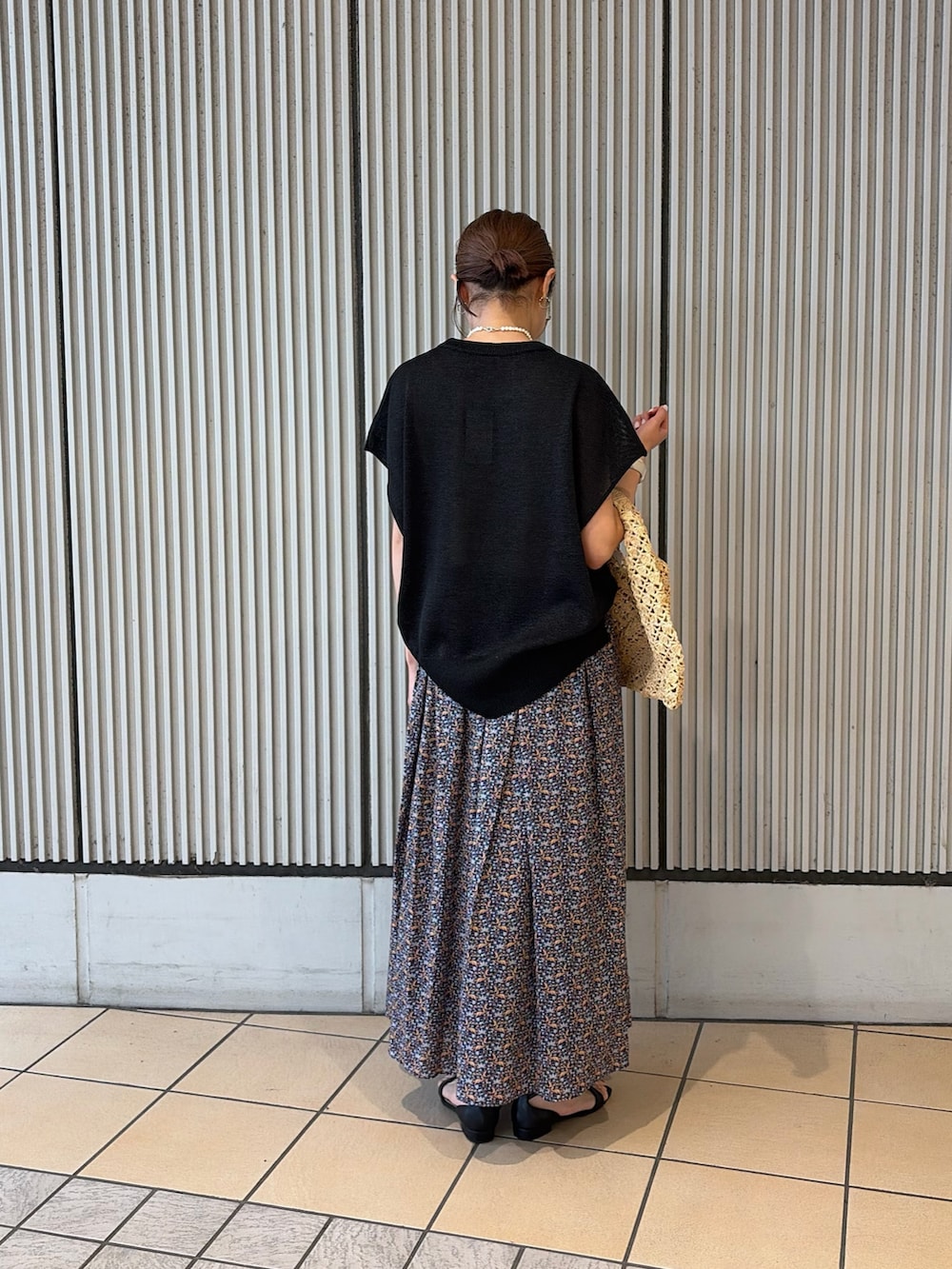 ブラック系のその他トップス、レッド系のスカート、ベージュ系のハンドバッグを着用したレディースの夏コーディネートの2枚目の写真