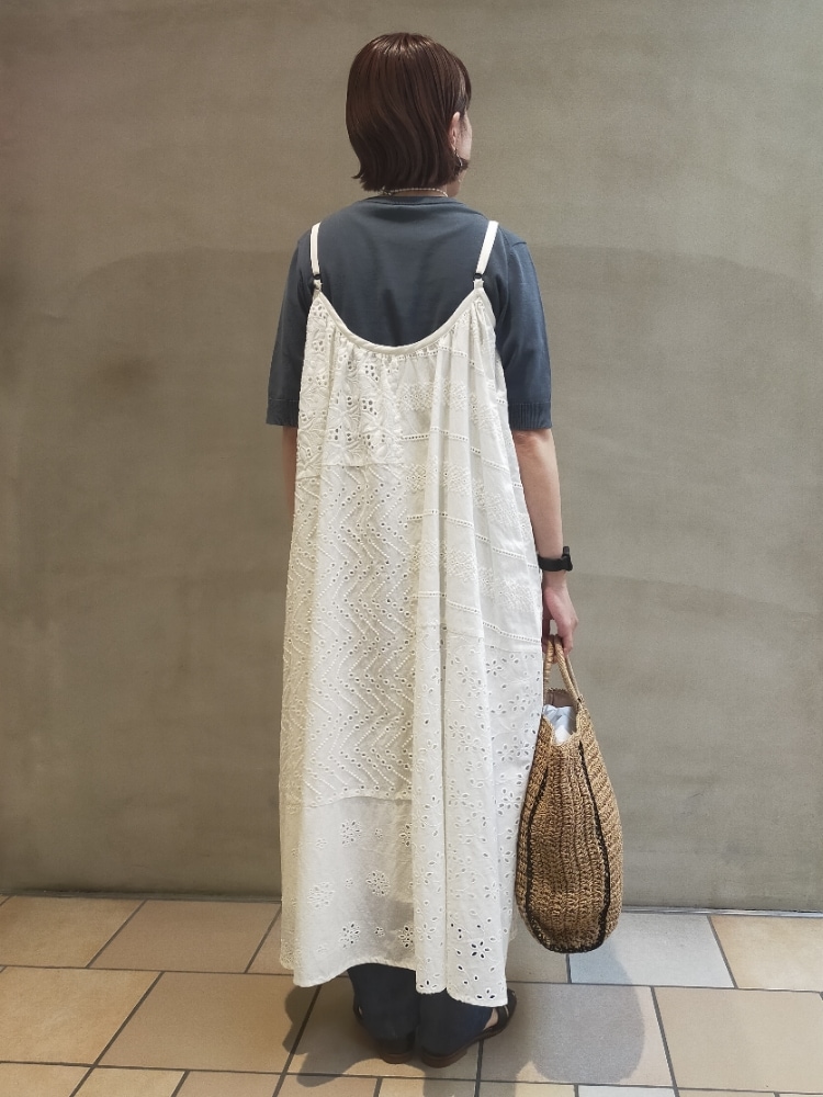 ホワイト系のワンピース、ブルー系のニット/セーター、ベージュ系のトートバッグを着用したレディースの春コーディネートの3枚目の写真