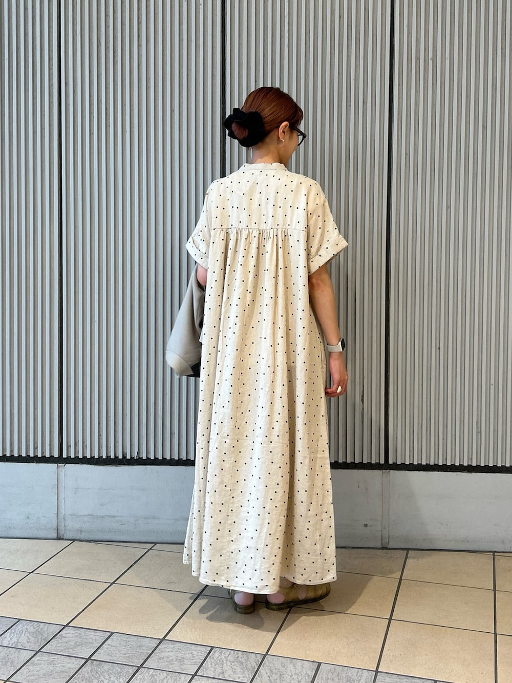 ホワイト系のTシャツ/カットソー、ベージュ系のワンピース、ブラウン系のショルダーバッグを着用したレディースの春コーディネートの2枚目の写真