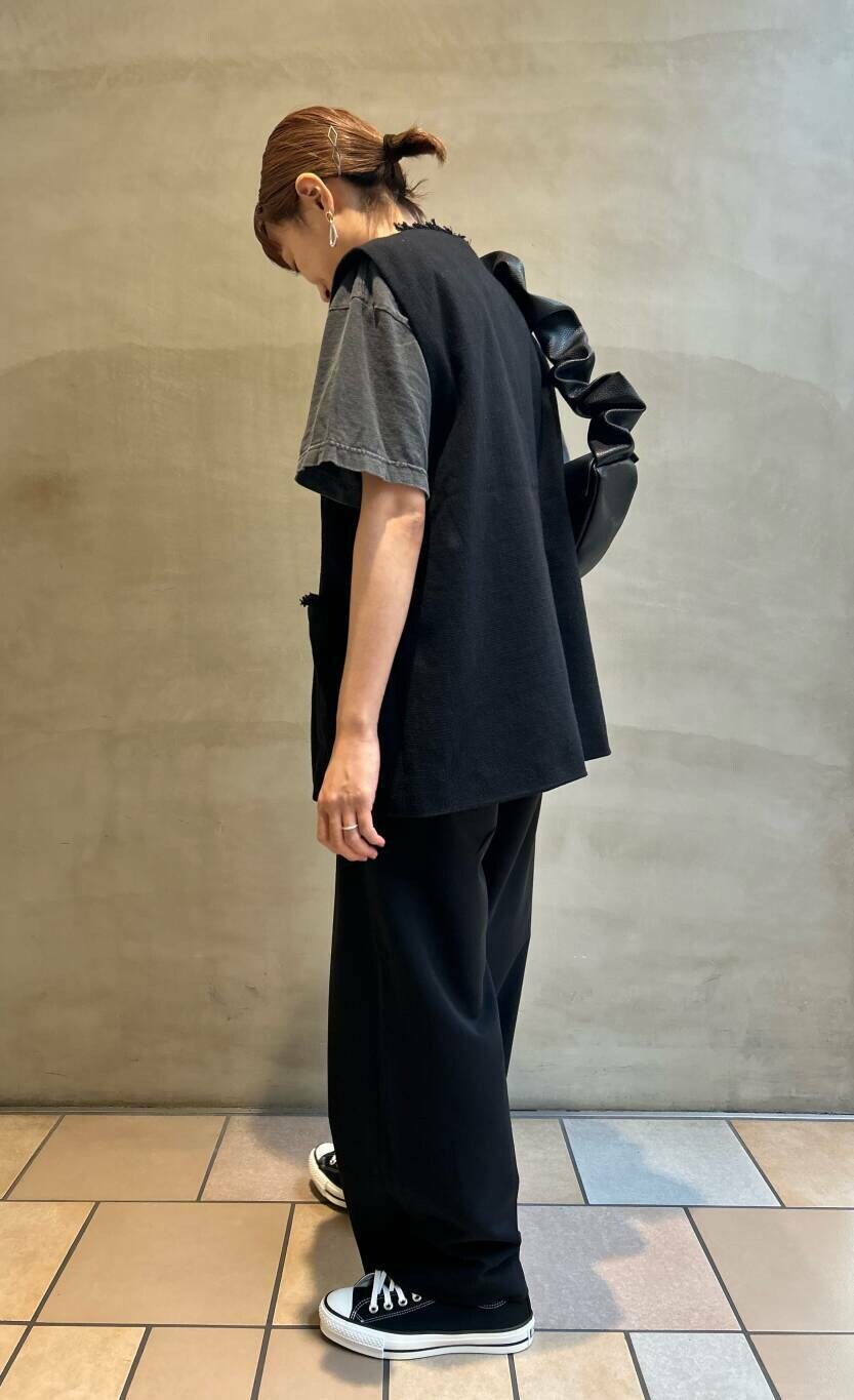 ブラック系のTシャツ/カットソー、ブラック系のスニーカー、ブラック系のベストを着用したレディースの夏コーディネートの2枚目の写真