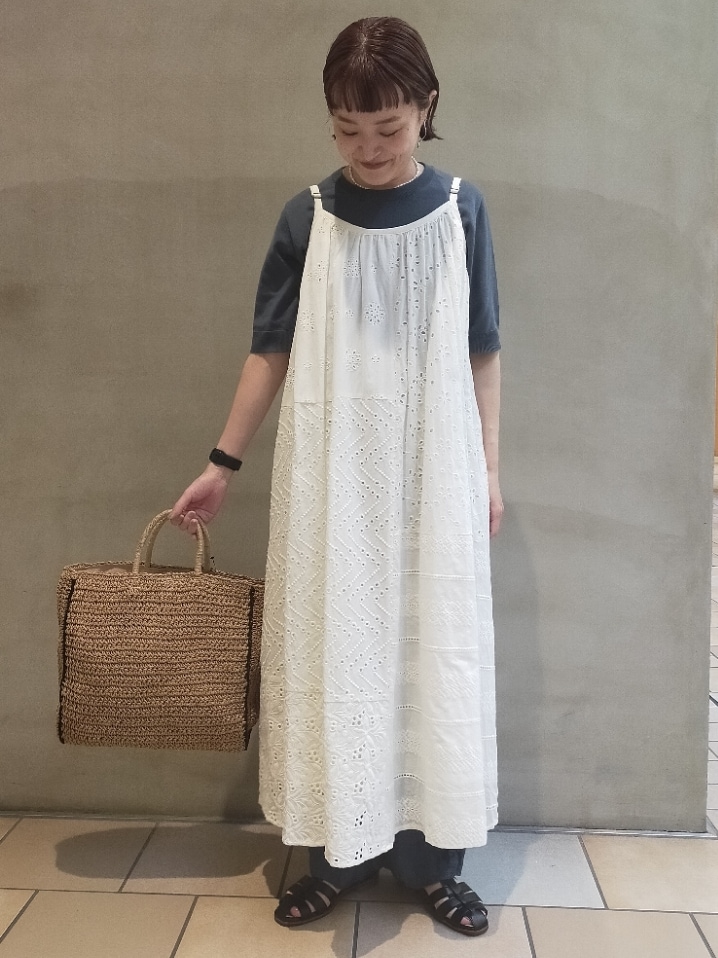 ホワイト系のワンピース、ブルー系のニット/セーター、ベージュ系のトートバッグを着用したレディースの春コーディネートの4枚目の写真