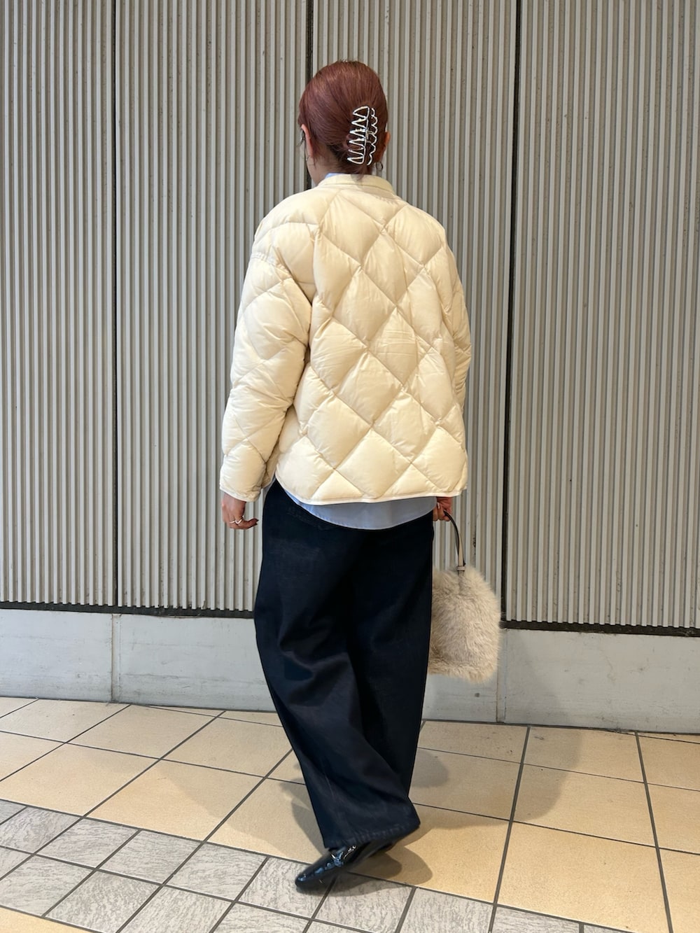 ホワイト系のその他アウター、ホワイト系のニット/セーター、ブルー系のシャツ/ブラウスを着用したレディースの秋コーディネートの2枚目の写真