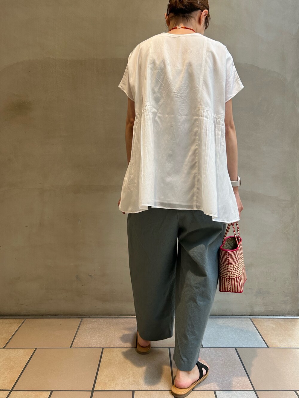 ホワイト系のシャツ/ブラウス、ブルー系のその他パンツ、ブラック系のサンダルを着用したレディースの夏コーディネートの3枚目の写真