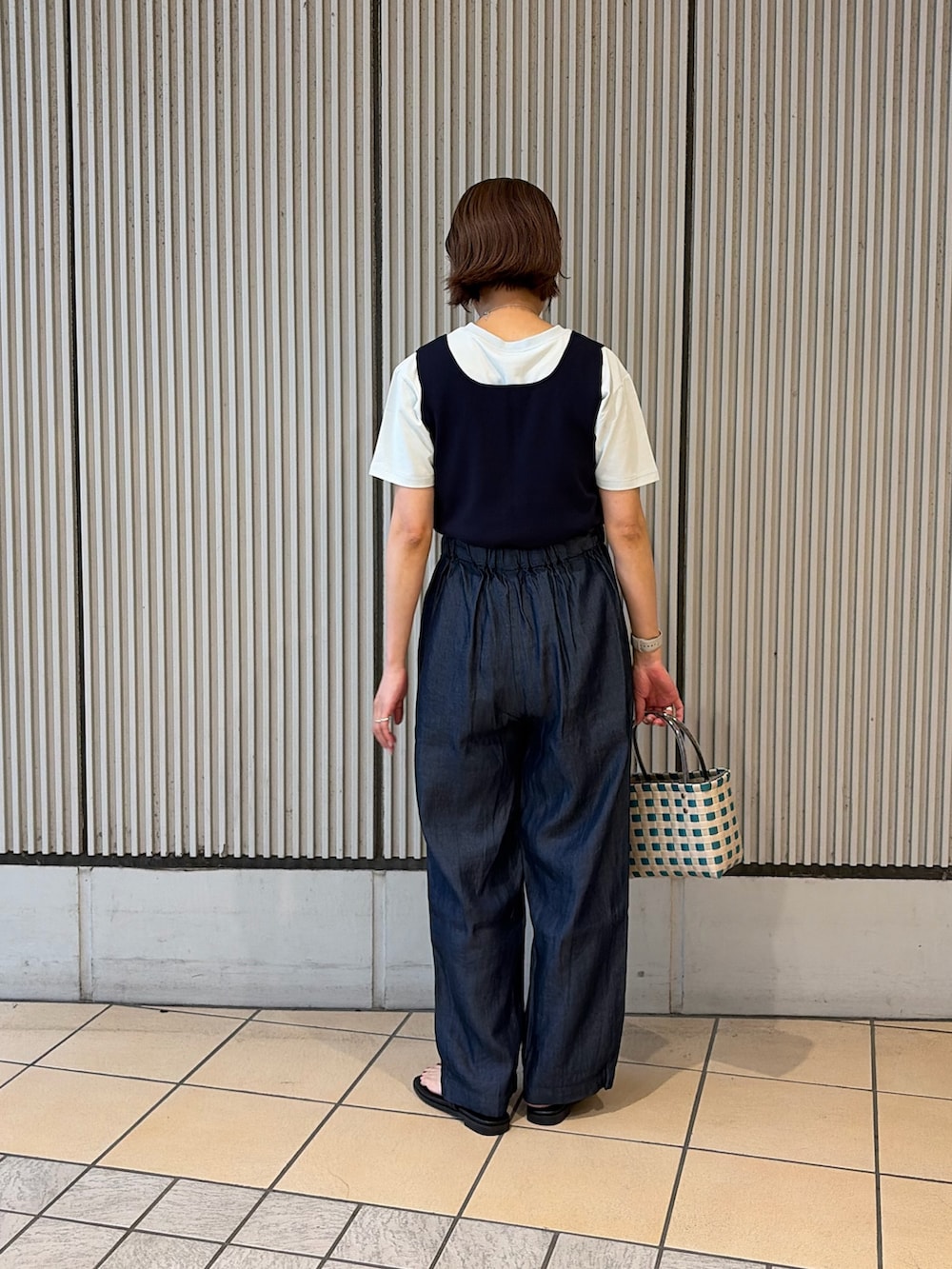 ブルー系のタンクトップ、ブルー系のTシャツ/カットソー、ブルー系のデニムパンツを着用したレディースの夏コーディネートの3枚目の写真