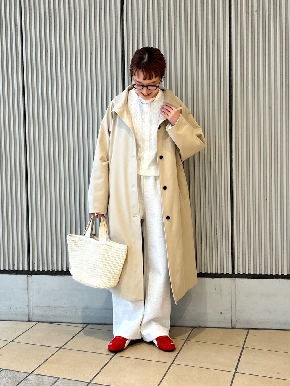 ホワイト系のカーディガン/ボレロ、レッド系のスニーカー、ホワイト系のトートバッグを着用したレディースの春コーディネートの4枚目の写真
