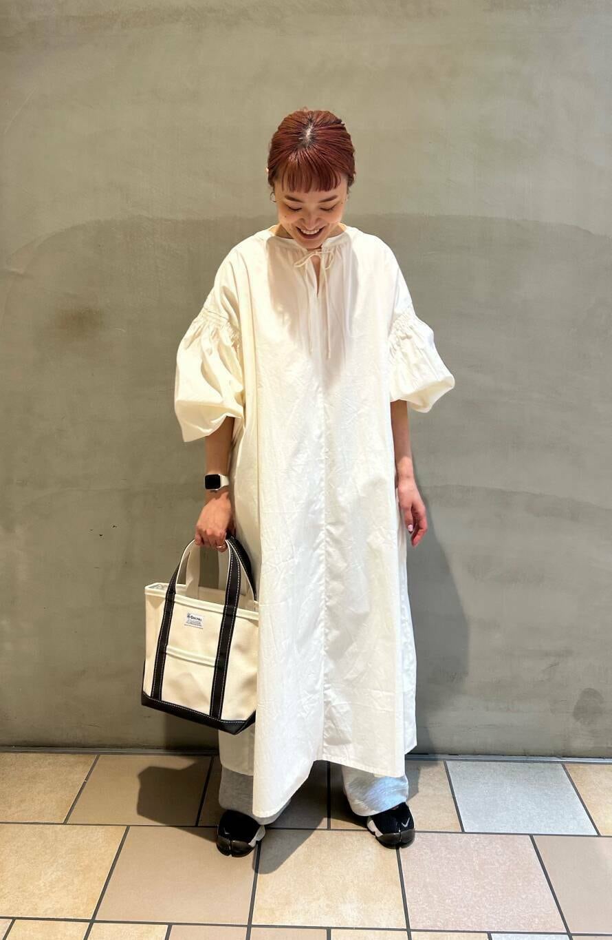 グレー系のその他パンツ、ピンク系のTシャツ/カットソー、ホワイト系のワンピースを着用したレディースの春コーディネートの4枚目の写真
