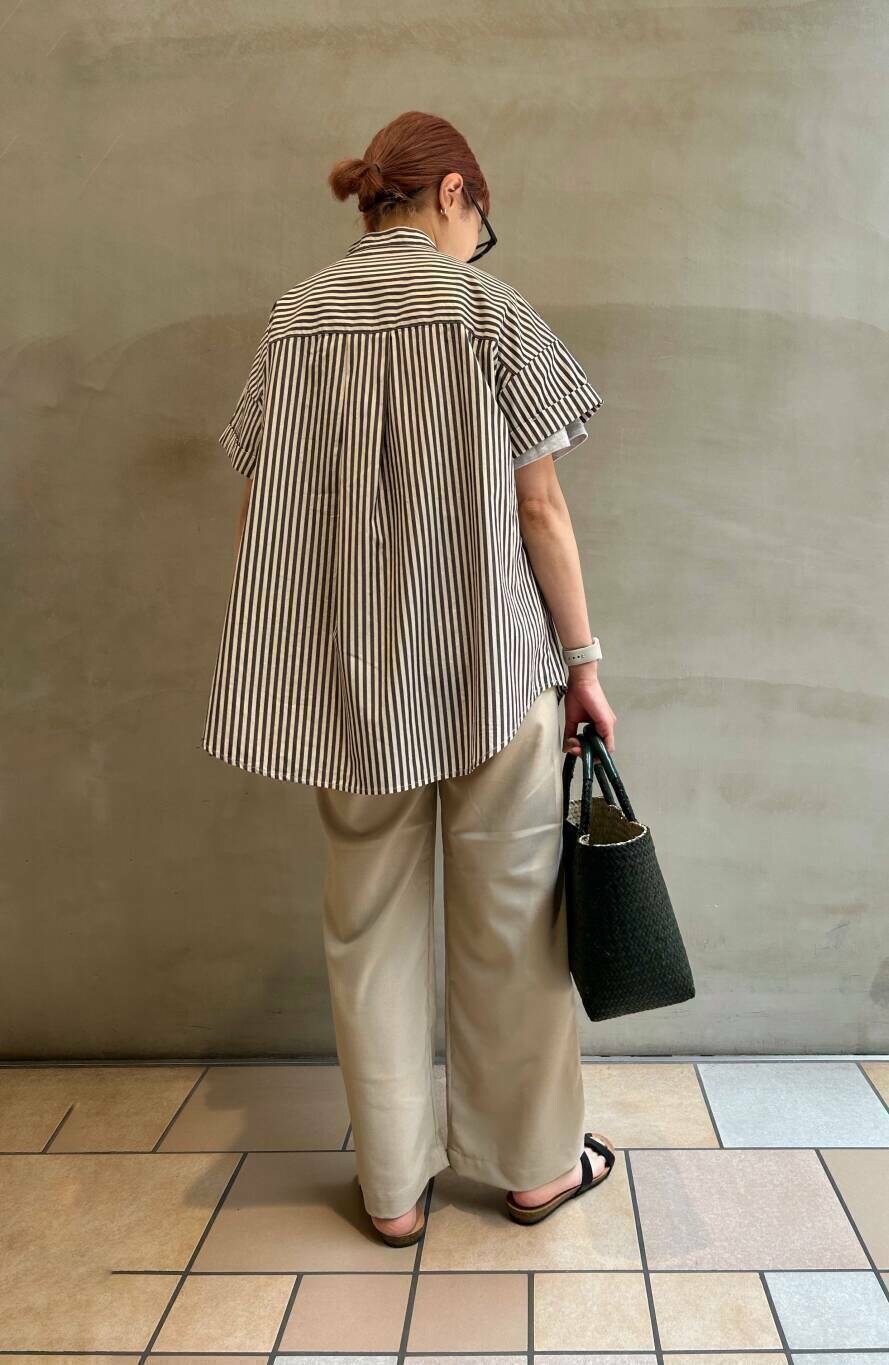 ベージュ系のその他パンツ、ブラック系のシャツ/ブラウス、ブラック系のメガネを着用したレディースの夏コーディネートの2枚目の写真