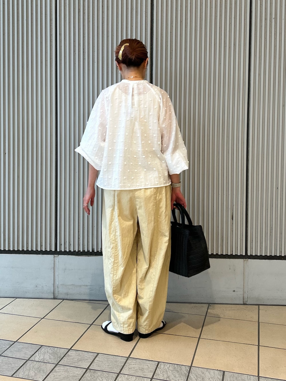 ホワイト系のシャツ/ブラウス、イエロー系のその他パンツ、ブラック系のサンダルを着用したレディースの春コーディネートの2枚目の写真