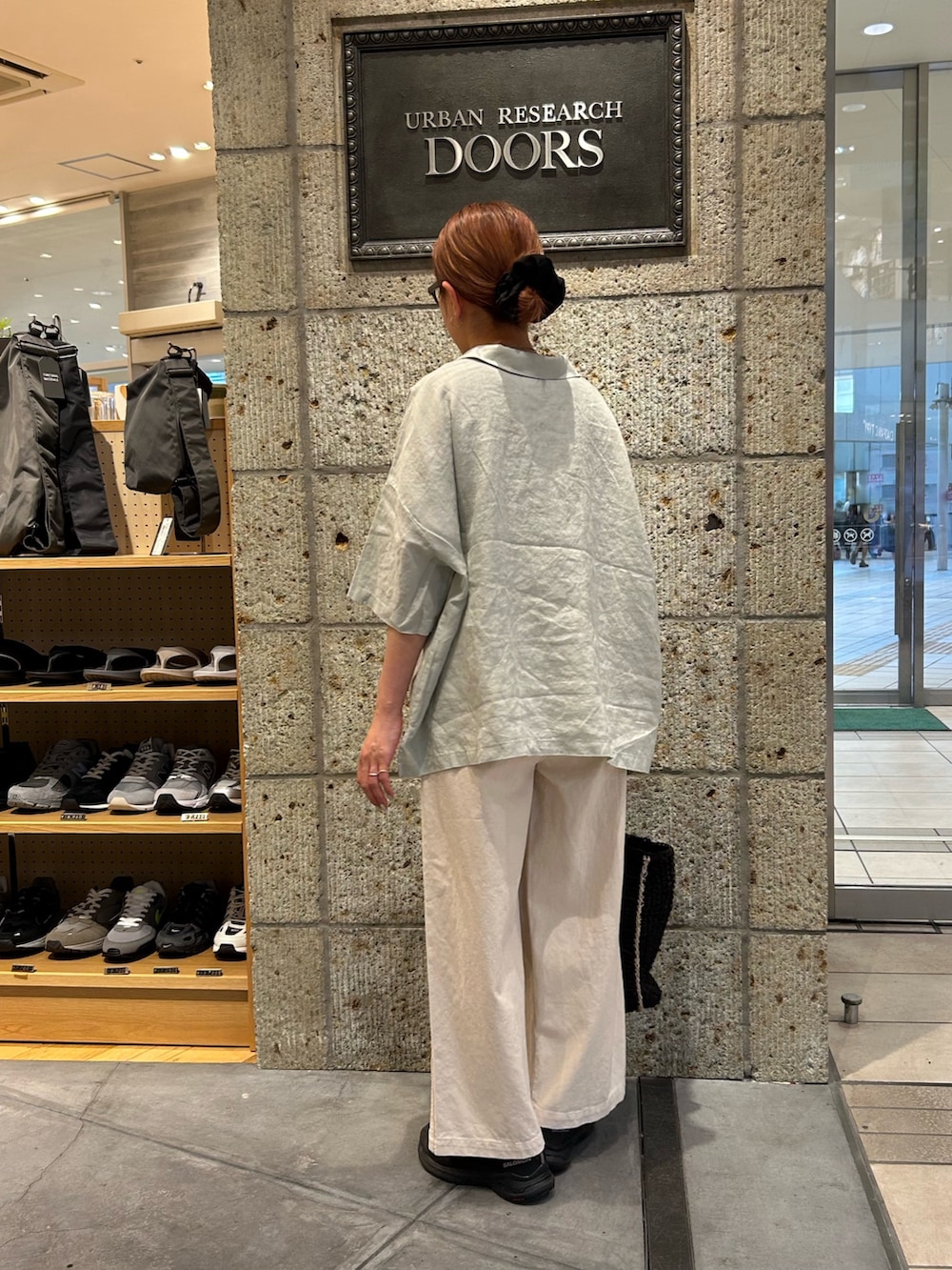 グリーン系のシャツ/ブラウス、ホワイト系のその他パンツ、ブラック系のトートバッグを着用したレディースの春コーディネートの3枚目の写真