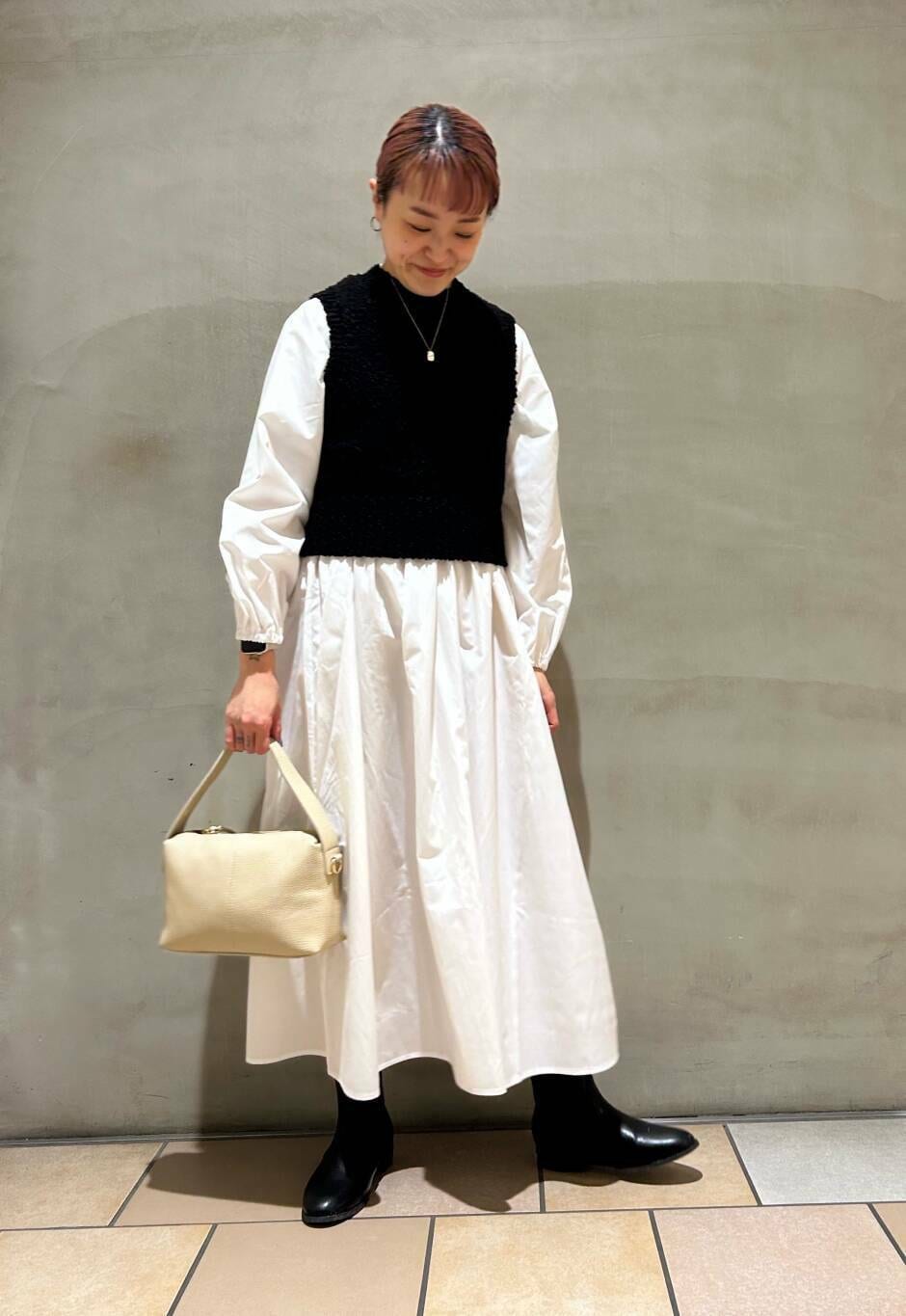 ブラック系のその他アウター、グレー系のブーツ、ブラック系のワンピースを着用したレディースの冬コーディネートの3枚目の写真