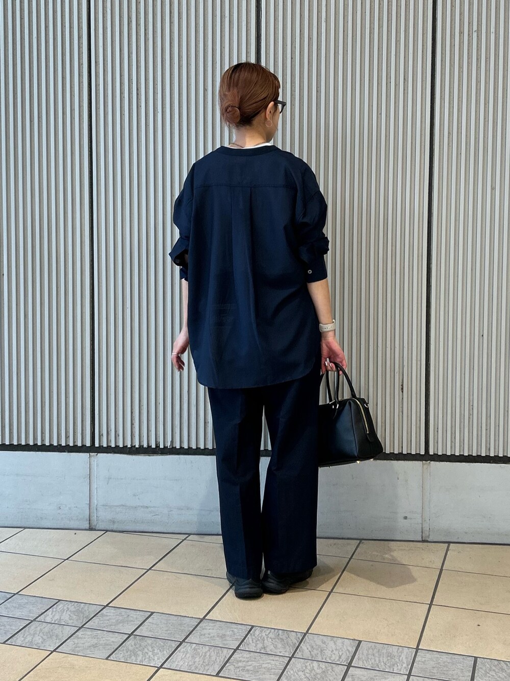 ブルー系のTシャツ/カットソー、ブルー系のシャツ/ブラウス、ブラック系のボストンバッグを着用したレディースの春コーディネートの3枚目の写真