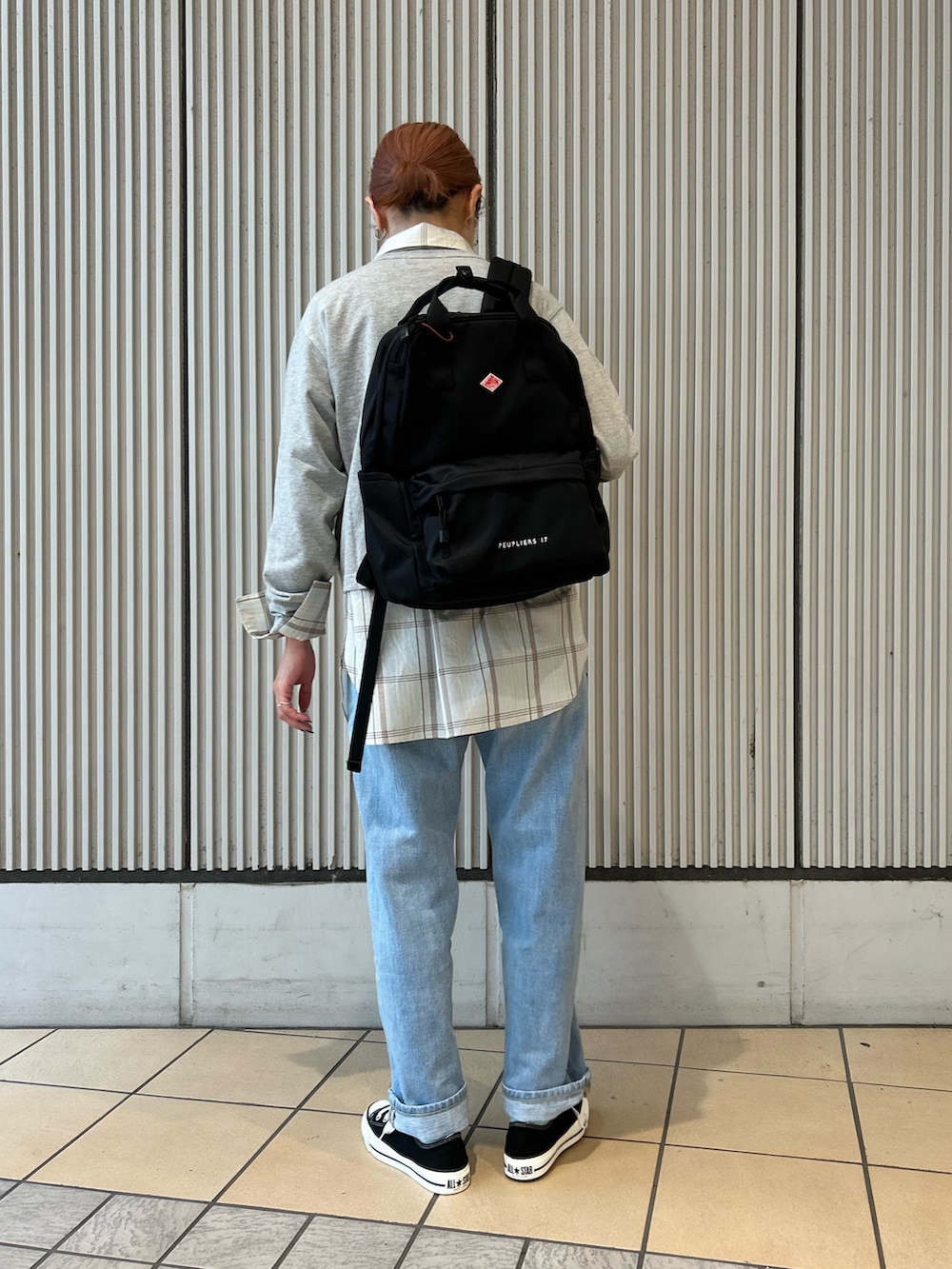 ブルー系のシャツ/ブラウス、グレー系のカーディガン/ボレロ、ブルー系のデニムパンツを着用したレディースの夏コーディネートの3枚目の写真