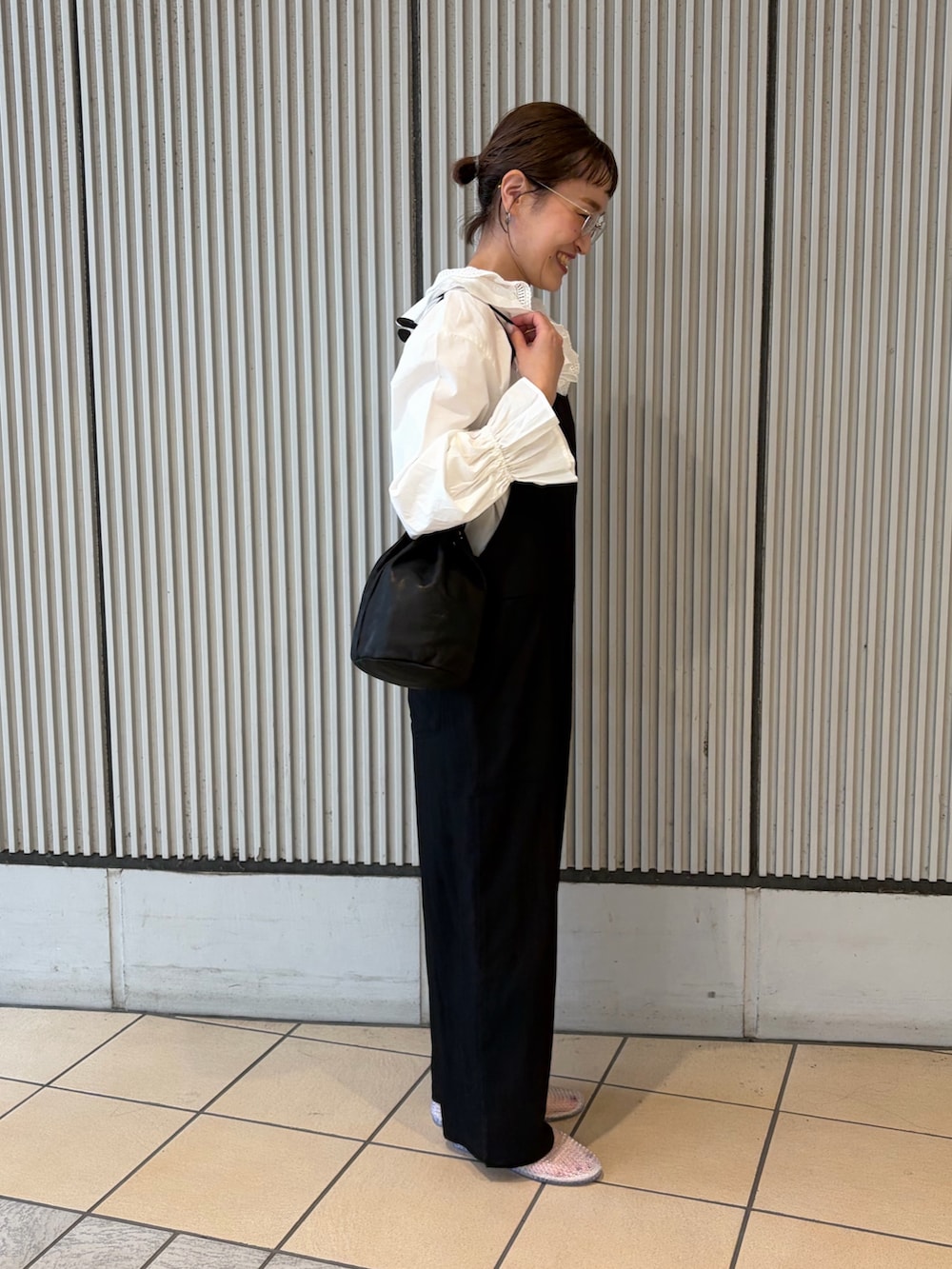 ブラック系のその他パンツ、ホワイト系のシャツ/ブラウス、その他のバレエシューズを着用したレディースの夏コーディネートの2枚目の写真
