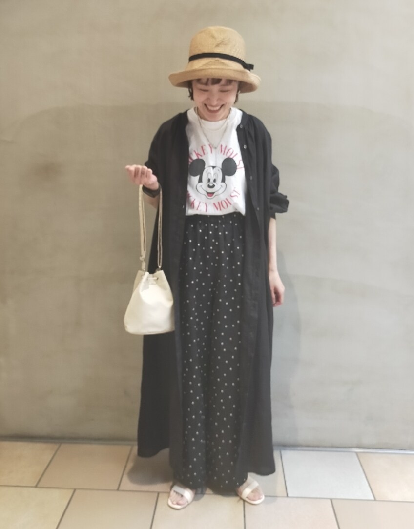 ブラック系のワンピース、ホワイト系のTシャツ/カットソー、ブラック系のその他パンツを着用したレディースの夏コーディネートの5枚目の写真