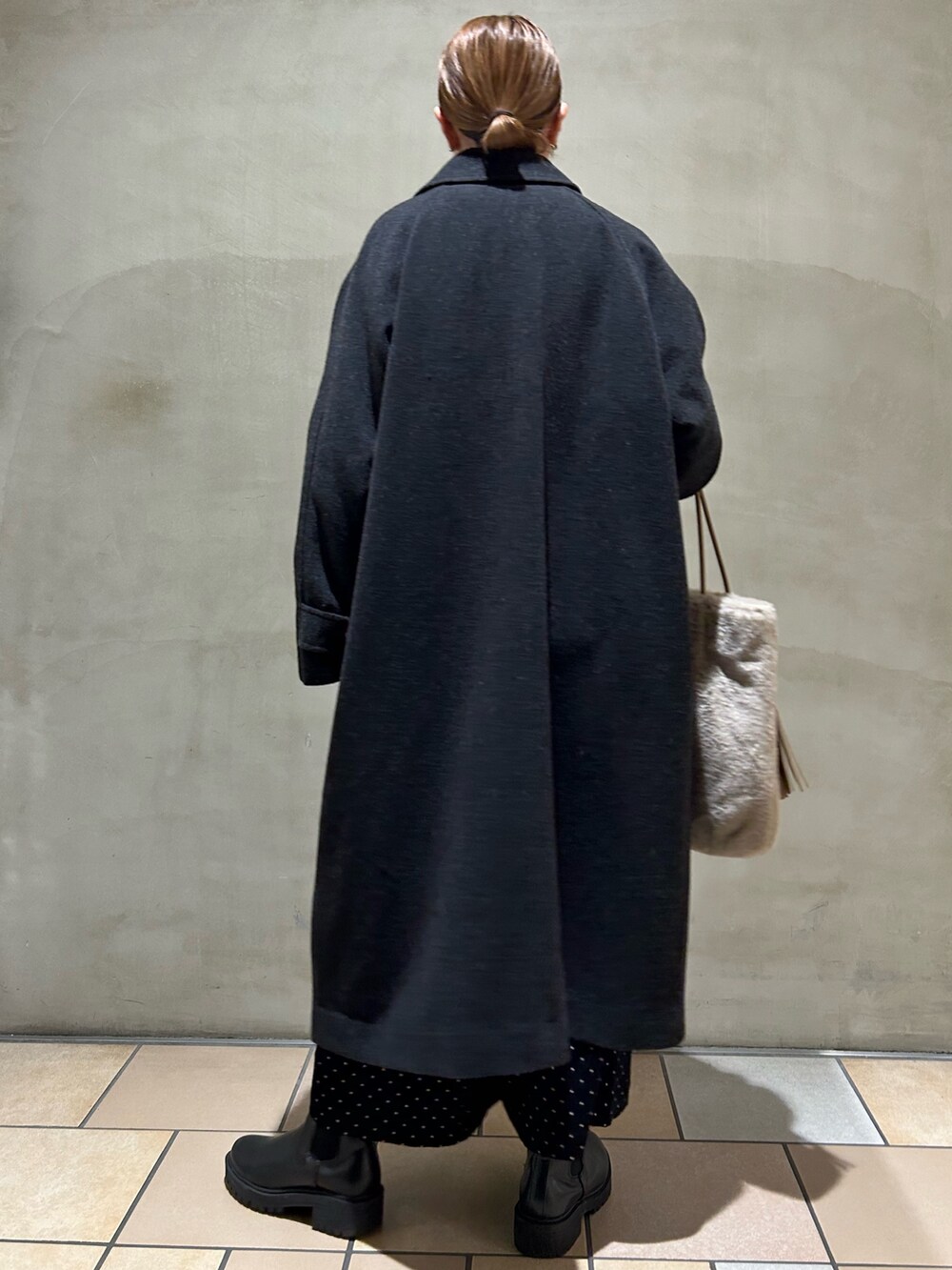 グレー系のその他アウター、ホワイト系のニット/セーター、ブラック系のパンツを着用したレディースの秋コーディネートの3枚目の写真