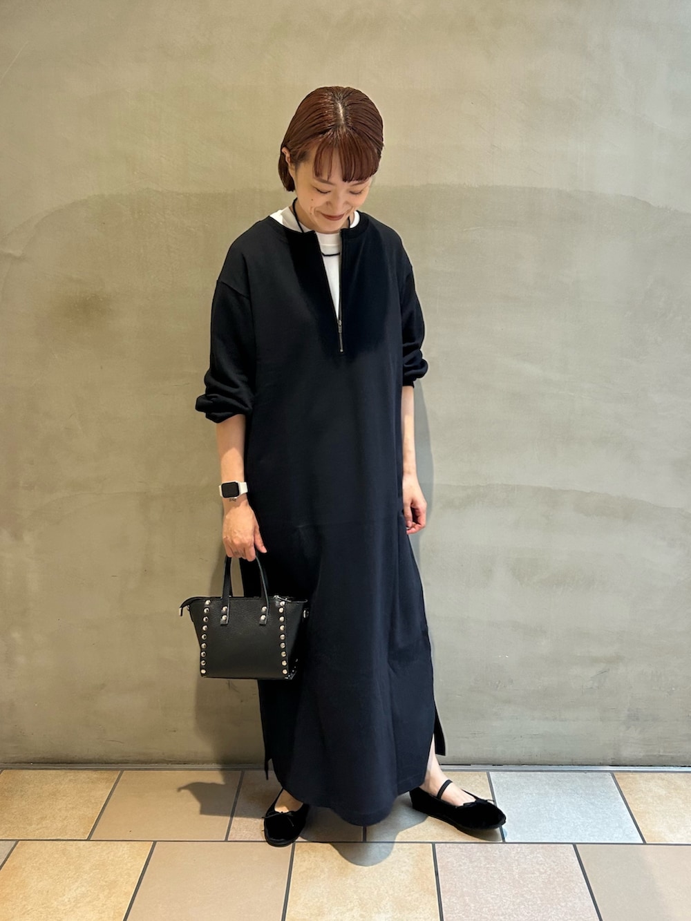 「レイヤードスタイル、きれいめカジュアル、楽チンコーデ、ゆるコーデ、ブラック、ワンピース、ロングワンピース、大人カジュアル、骨格ウェーブ、イエベ、ママコーデ」｜「URBAN RESEARCH DOORSのMini Lining One Piece（ワンピース、ブラック系）」を使った、mayouedaさん（レディース・156cm）の夏コーディネートの5枚目の写真